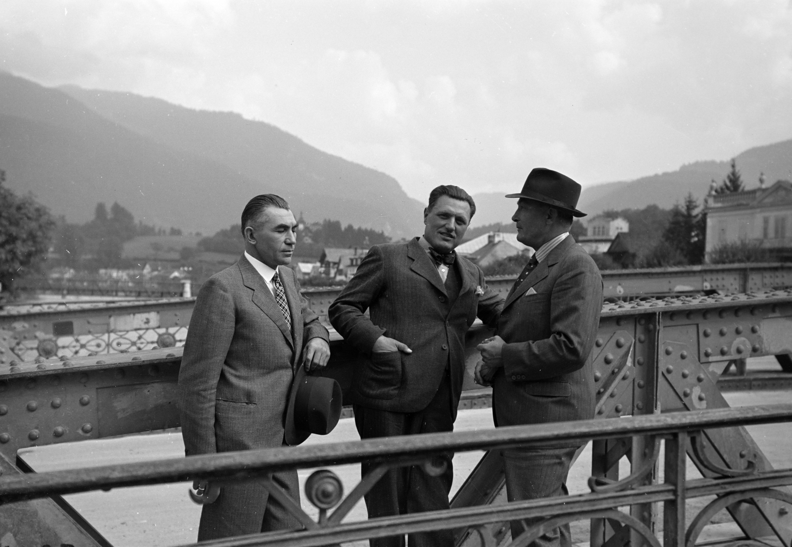 Austria, Bad Ischl, a felvétel a Traun Brücke hídfőjének közelében készült., 1937, Horváth József, hat in hand, bridge, riveted steel, Fortepan #265882