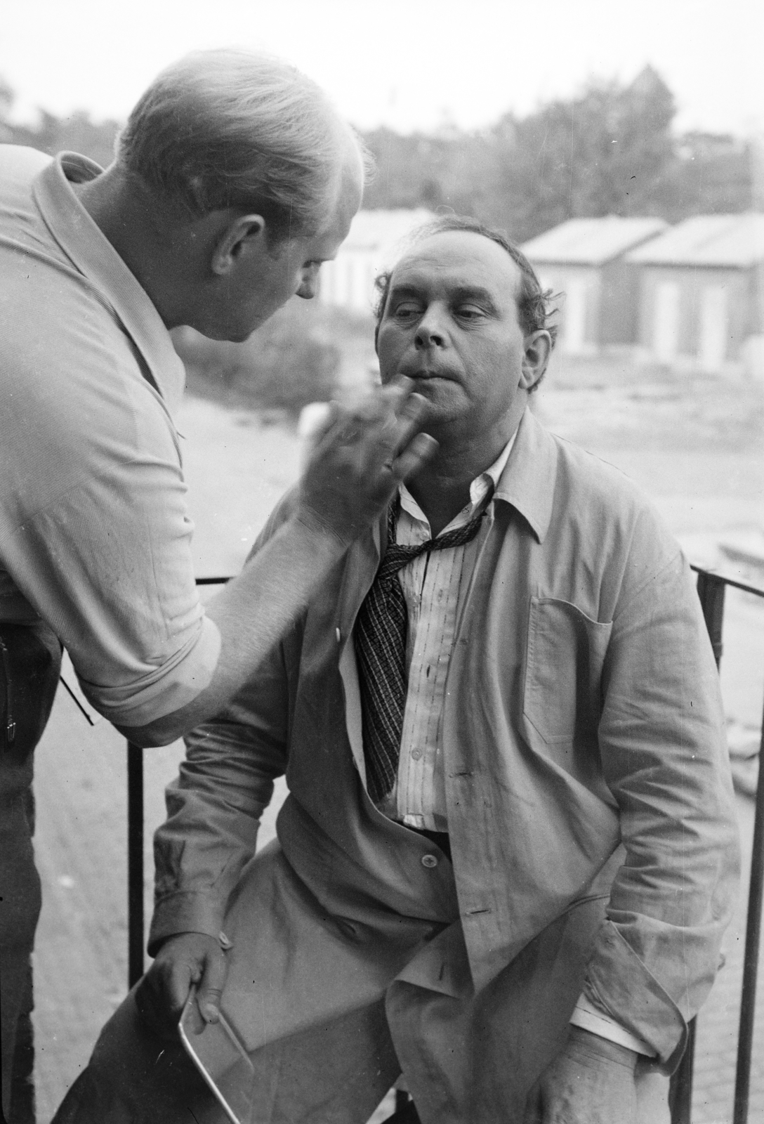 Hungary, Budapest IX., Könyves Kálmán körút 15., a felvétel a Magyar Film Iroda Rt (MFI) udvarán készült, Kabos Gyula színművész., 1937, Horváth József, Best of, makeup artist, actor, celebrity, Budapest, Fortepan #265886
