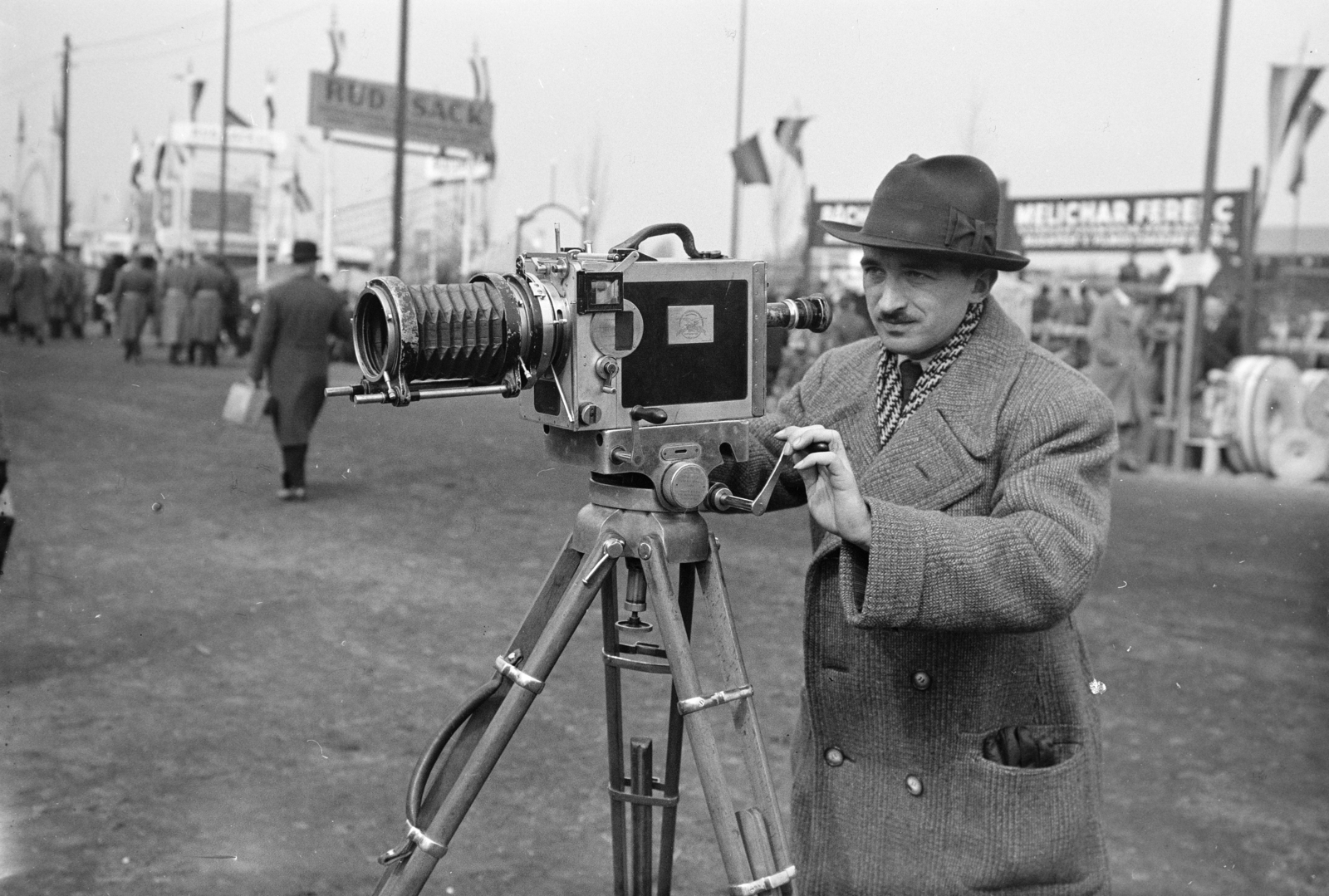 Magyarország, Budapest X., Albertirsai út, Mezőgazdasági kiállítás, az operatőr mögött Bächer Rudolf és Melichár Ferenc mezőgazdasági gépgyárának standja látható., 1937, Horváth József, Best of, fotóállvány, filmkamera, operatőr, Budapest, Fortepan #265889