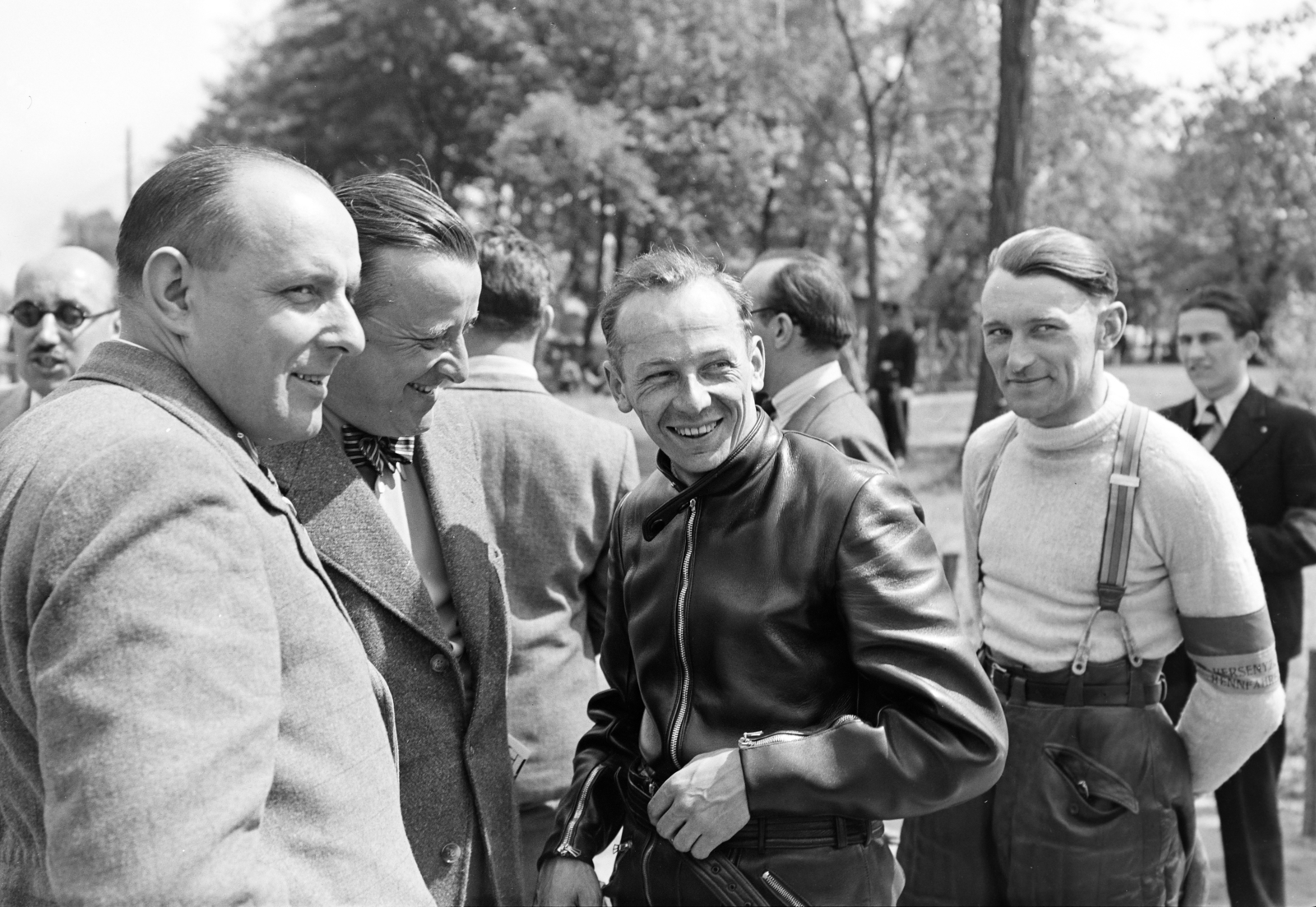 Hungary, People's Park, Budapest X., bőrruhában Walfried Winkler, a 250 ccm-es kategória győztese, a felvétel 1937. május 9-én az V. Magyar Motorkerékpár Nagy Díj napján készült. Bal szélen, napszemüveggel dr. nemes Lendauer Eduard, a KMAC vezértitkára., 1937, Horváth József, suspenders, leather jacket, armband, Budapest, Fortepan #265895