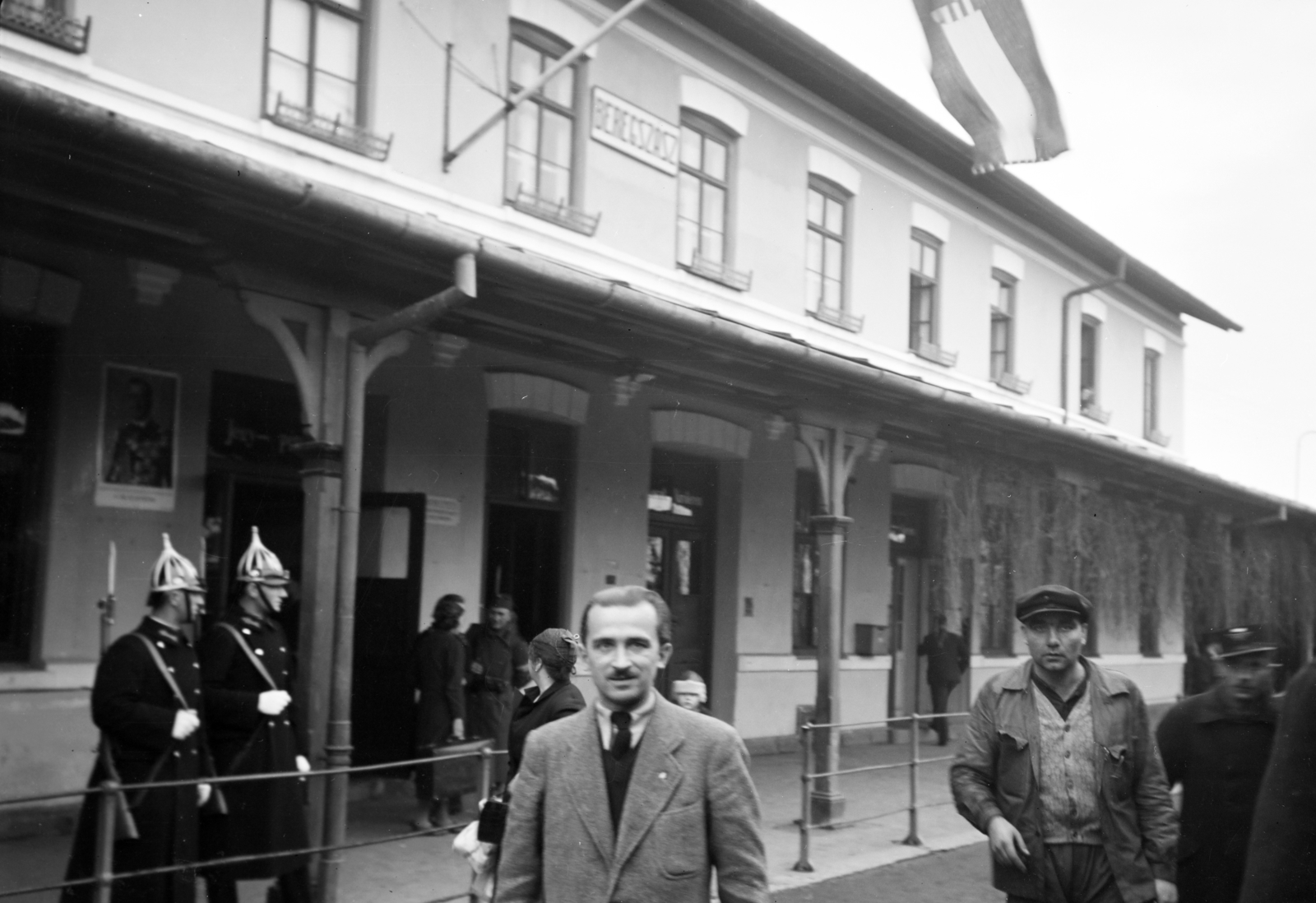 Ukraine,Zakarpattia Oblast, Berehove, vasútállomás., 1939, Horváth József, train station, gun, bayonet, cop, Fortepan #265904