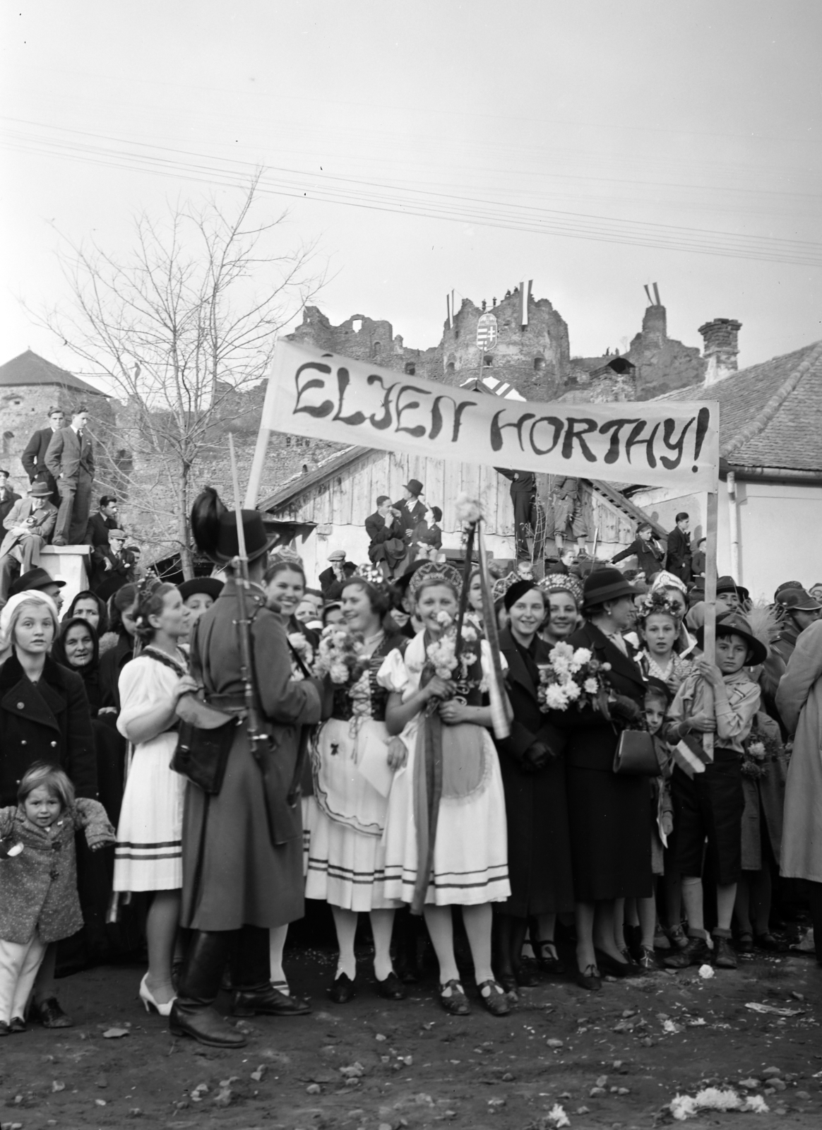 Slovakia, Fiľakovo, a vár az ulica Hlavná (Fő utca) felől nézve. A felvétel a magyar csapatok bevonulása idején készült., 1938, Horváth József, gaping, folk costume, gendarme, banner, Nicolaus Horthy-portrayal, Hungarian dress, Fortepan #265905