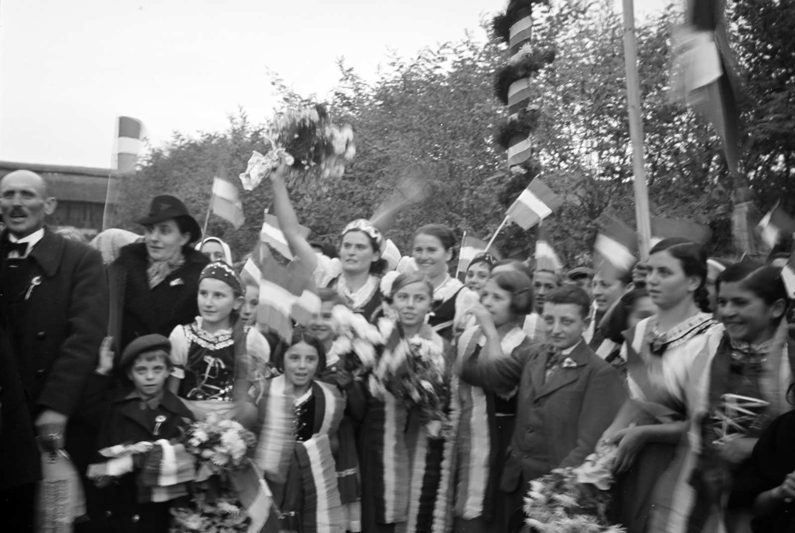 Szlovákia, a felvétel a magyar csapatok bevonulása idején készült., 1938, Horváth József, bámészkodás, tömeg, zászló, Fortepan #265906