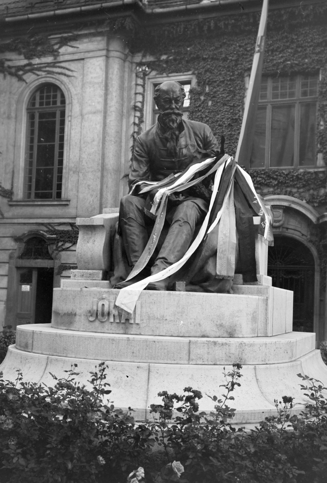 Szlovákia, Komárom, Jókai Mór szobra (Berecz Gyula, 1937.) a Duna Menti Múzeum (Kultúrpalota) előtt., 1938, Horváth József, szobor, szalag, Fortepan #265908