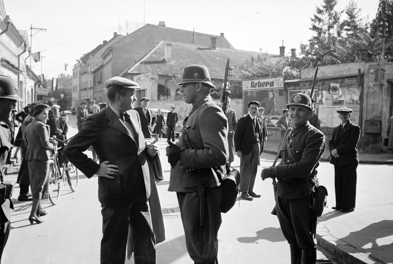 Szlovákia, Komárom, Megye utca (Zupná ulica) a Tromler Szállodától a Klapka György tér (námestie generála Klapku) felé nézve., 1938, Horváth József, Best of, szurony, csendőr, kerékpár, Fortepan #265911