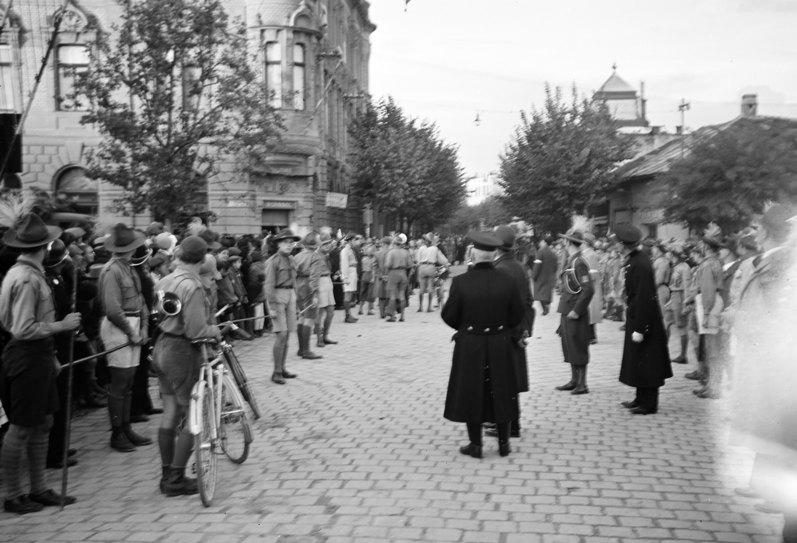 Szlovákia, Komárom, Duna-part (Dunajské nábrežie), szemben a Lehár utca (Lehárova ulica), ekkor Baross utca. Balra a Grand Hotel., 1938, Horváth József, cserkész, árvalányhaj, kerékpár, Fortepan #265916