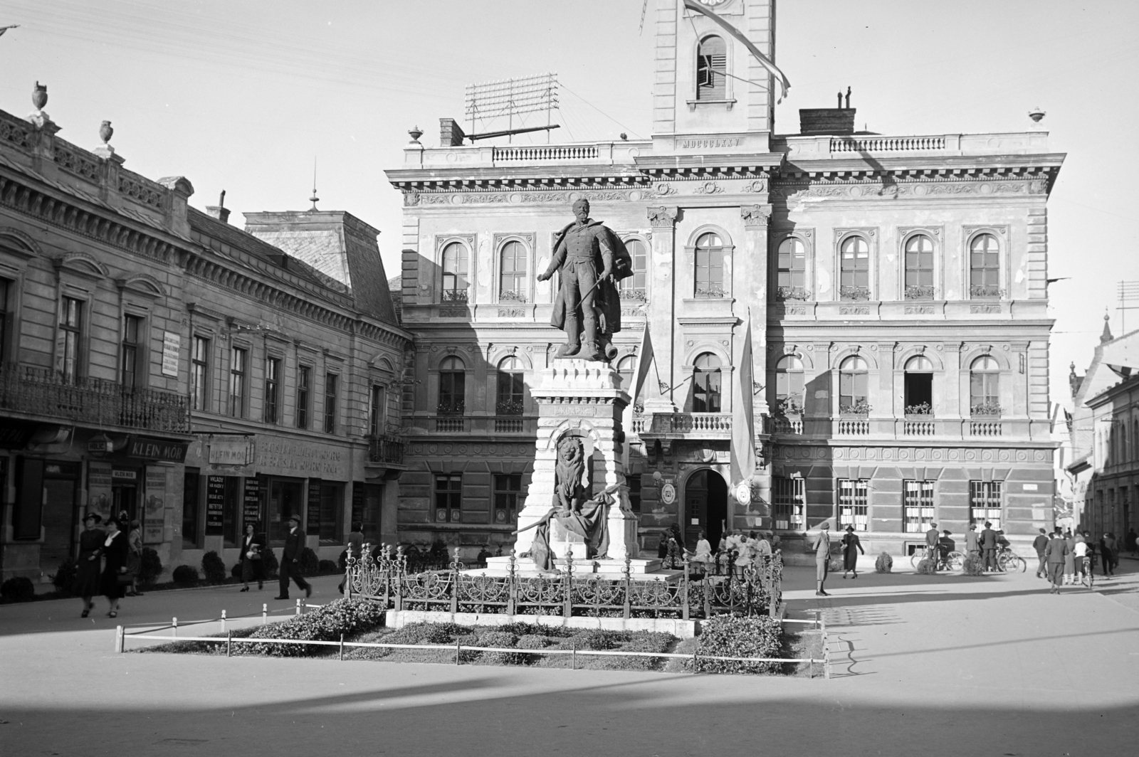 Szlovákia, Komárom, Klapka György tér (námestie generála Klapku), Klapka György szobra (Rónai József, 1896.), háttérben a Városháza épülete., 1938, Horváth József, Klapka György-ábrázolás, oroszlán, szobor, Fortepan #265917