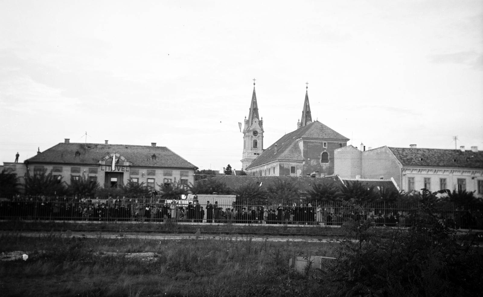 Szlovákia, Komárom, Duna rakpart (Dunajské nábrežie), szemben Litovel hotel, jobbra a Szent András Bazilika látható., 1938, Horváth József, templom, folyópart, szálloda, Fortepan #265919