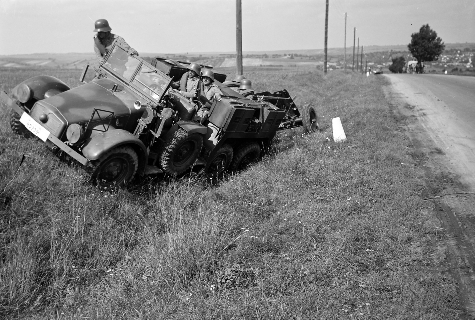 Hungary, tűzérségi vontató a 3. számú főút melletti árokparton., 1939, Horváth József, artillery tractor, camouflage pattern, anti-tank gun, Fortepan #265922