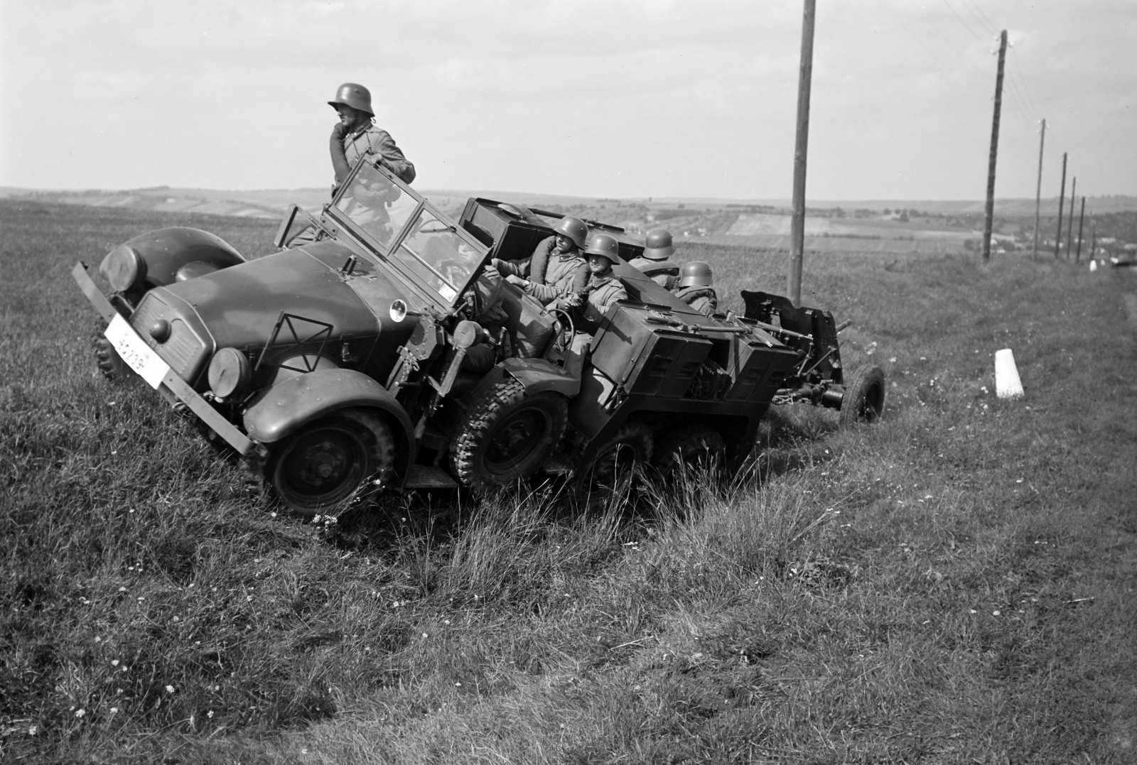 Hungary, tűzérségi vontató a 3. számú főút melletti árokparton., 1939, Horváth József, artillery tractor, artillery, camouflage pattern, anti-tank gun, Fortepan #265925