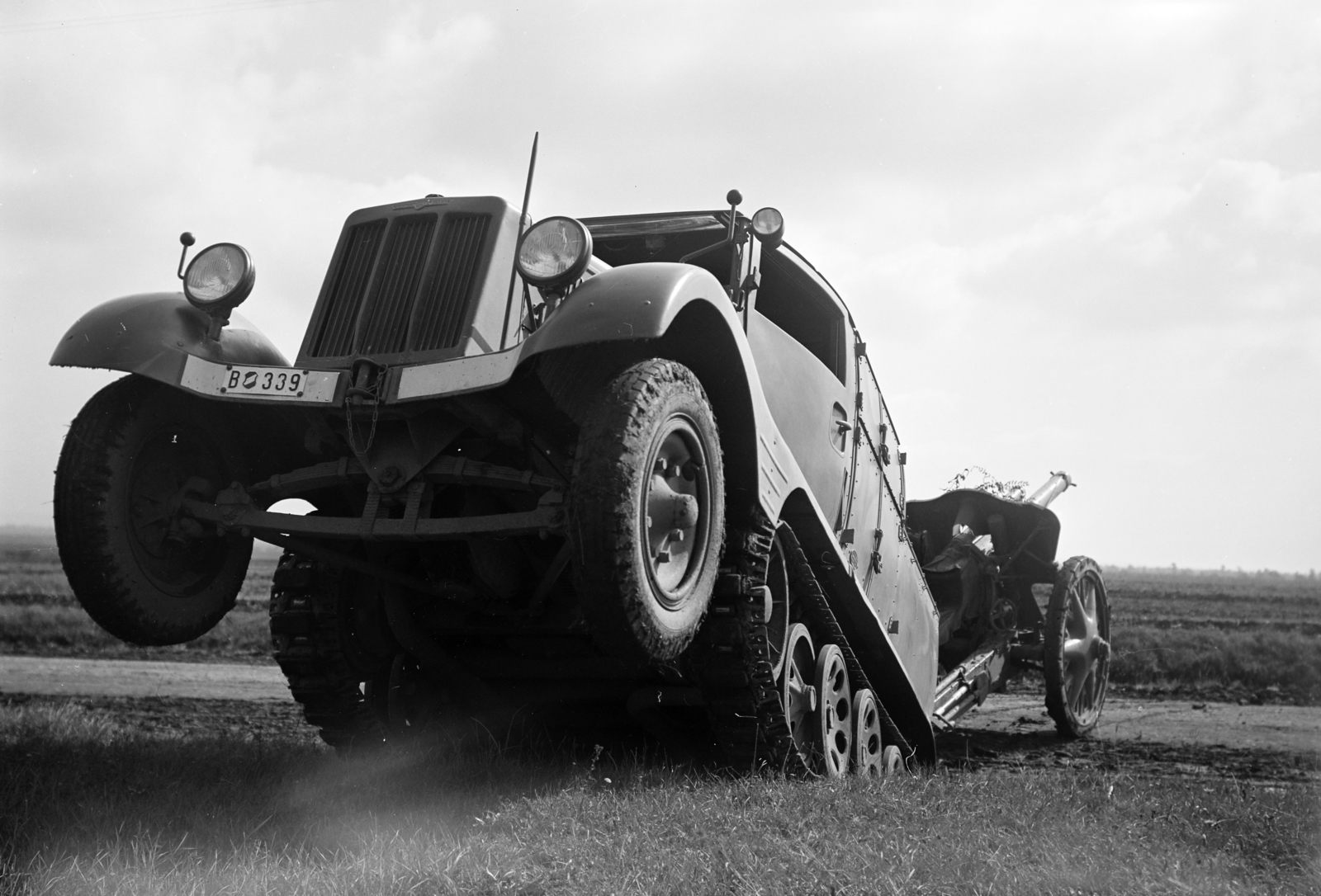 Hungary, tűzérségi vontató a település környékén., 1939, Horváth József, track, artillery tractor, number plate, Hansa-Lloyd-brand, Fortepan #265926