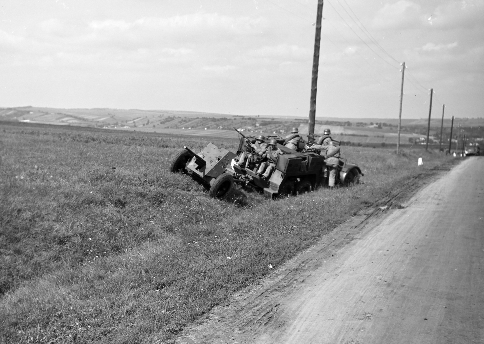Hungary, tűzérségi vontató a 3. számú főút melletti árokparton., 1939, Horváth József, artillery, artillery tractor, anti-tank gun, Fortepan #265930