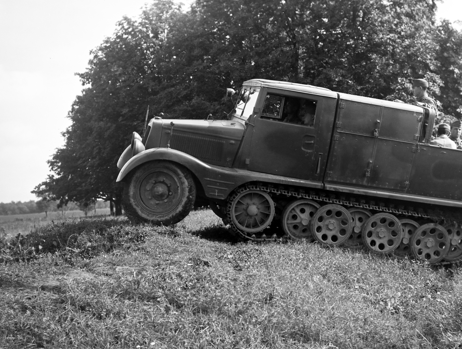 Hungary, tűzérségi vontató a település környékén., 1939, Horváth József, artillery tractor, camouflage pattern, Fortepan #265936
