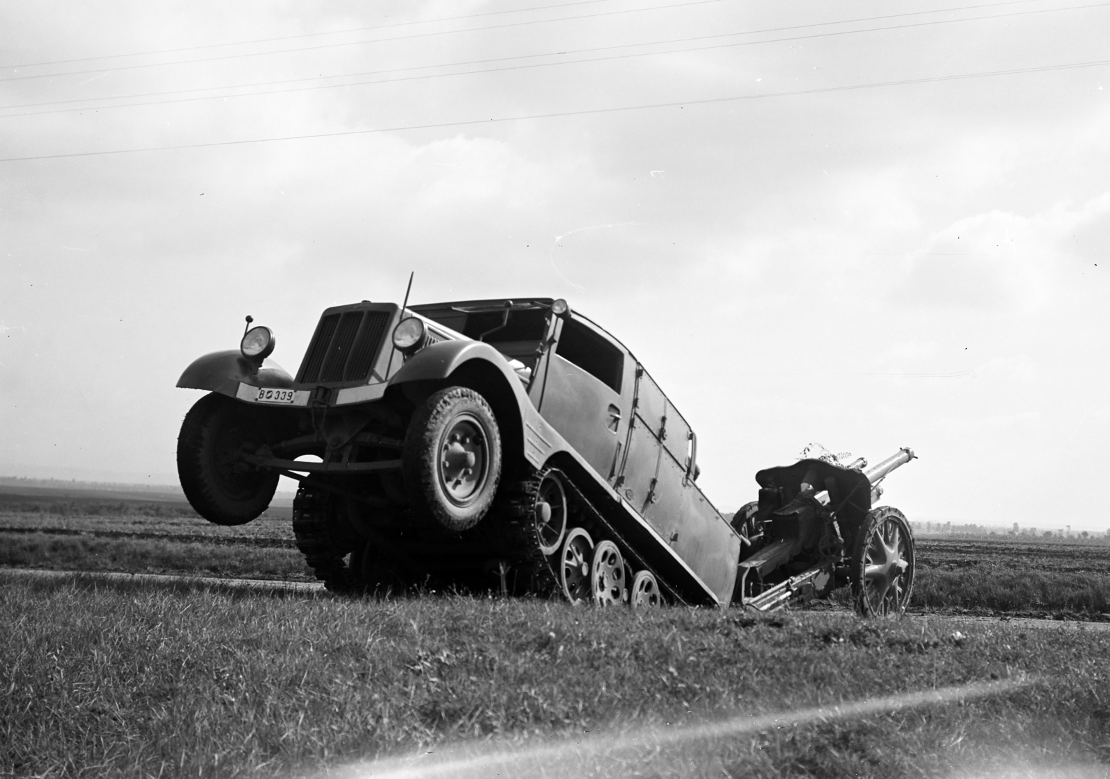 Hungary, tűzérségi vontató a település környékén., 1939, Horváth József, artillery, cannon, ordnance, artillery tractor,  10.5 cm leFH 18 howitzer, Fortepan #265937