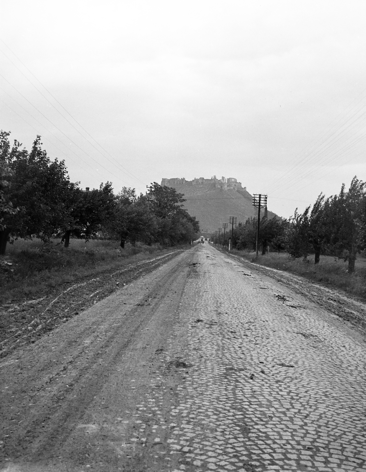 Hungary, Sümeg, Mihályfai utca, a háttérben fent a Vár., 1939, Horváth József, castle, cobblestones, Fortepan #265958