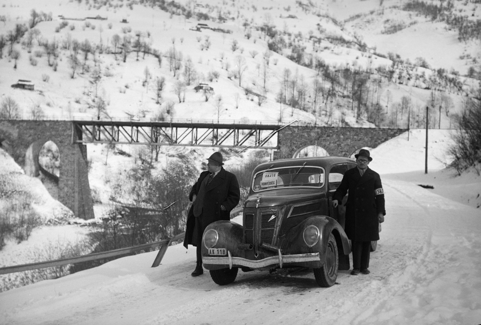 Ukraine,Zakarpattia Oblast, Kvasi, vasúti viadukt., 1939, Horváth József, snow, winter, automobile, number plate, armband, railway bridge, journalist, Fortepan #265982