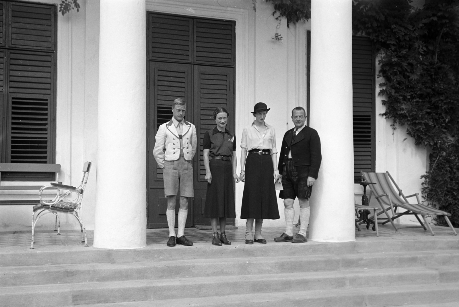 Magyarország, Borsodivánka, a felvétel a Prónay-kastély előtt készült, balról Edward windsori herceg és felesége, jobbról Charles Bedeaux mérnök és felesége., 1937, Horváth József, nyugágy, Fortepan #265983