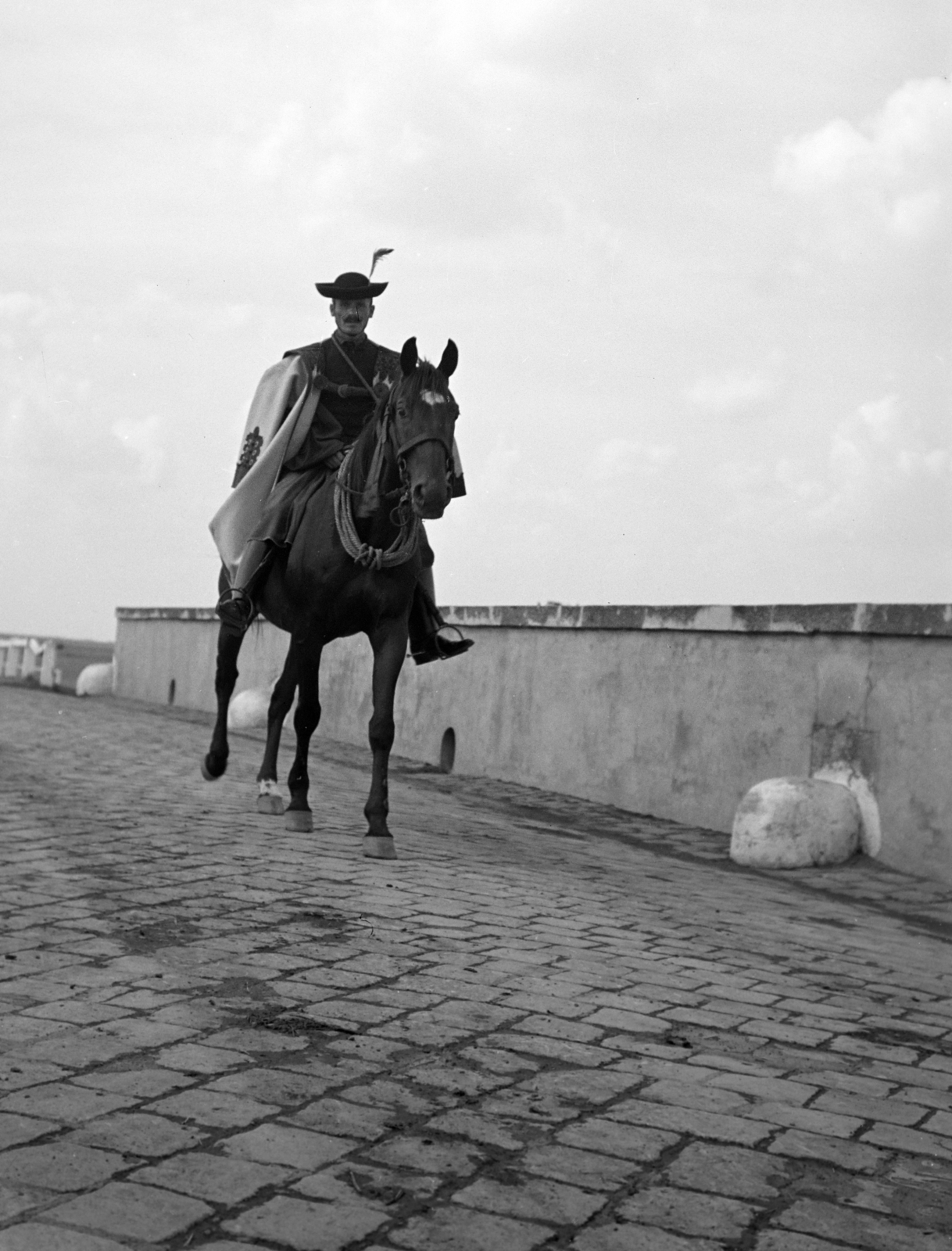 Hungary, Hortobágy, a felvétel a Kilenclyukú hídon készült., 1937, Horváth József, archaic mantle, shepherd, bridge, rider, Fortepan #265985