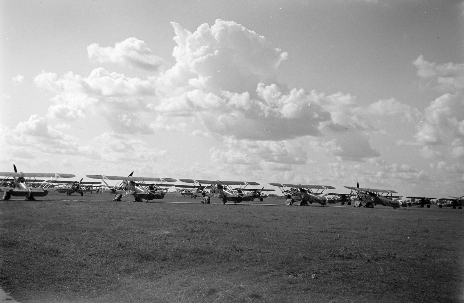 Hungary, Kecskemét, repülőtér, az I/II. repülőosztály Fiat CR.32 típusú repülőgépei., 1939, Horváth József, airplane, airport, Royal Hungarian Air Force, Fortepan #265990