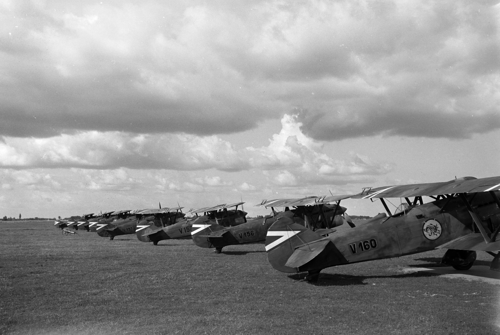 Hungary, Kecskemét, repülőtér, az I/II. repülőosztály Fiat CR.32 típusú repülőgépei., 1939, Horváth József, insignia, airplane, fighter plane, Royal Hungarian Air Force, Fortepan #265994