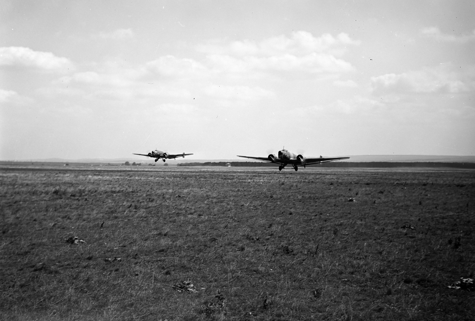 Magyarország, Veszprém, Jutas repülőtér, a Magyar Királyi Honvéd Légierő Junkers Ju 86 típusú repülőgépei., 1938, Horváth József, repülőgép, repülőtér, Junkers-márka, MKHL, Junkers Ju 86, kötelék, Fortepan #265998