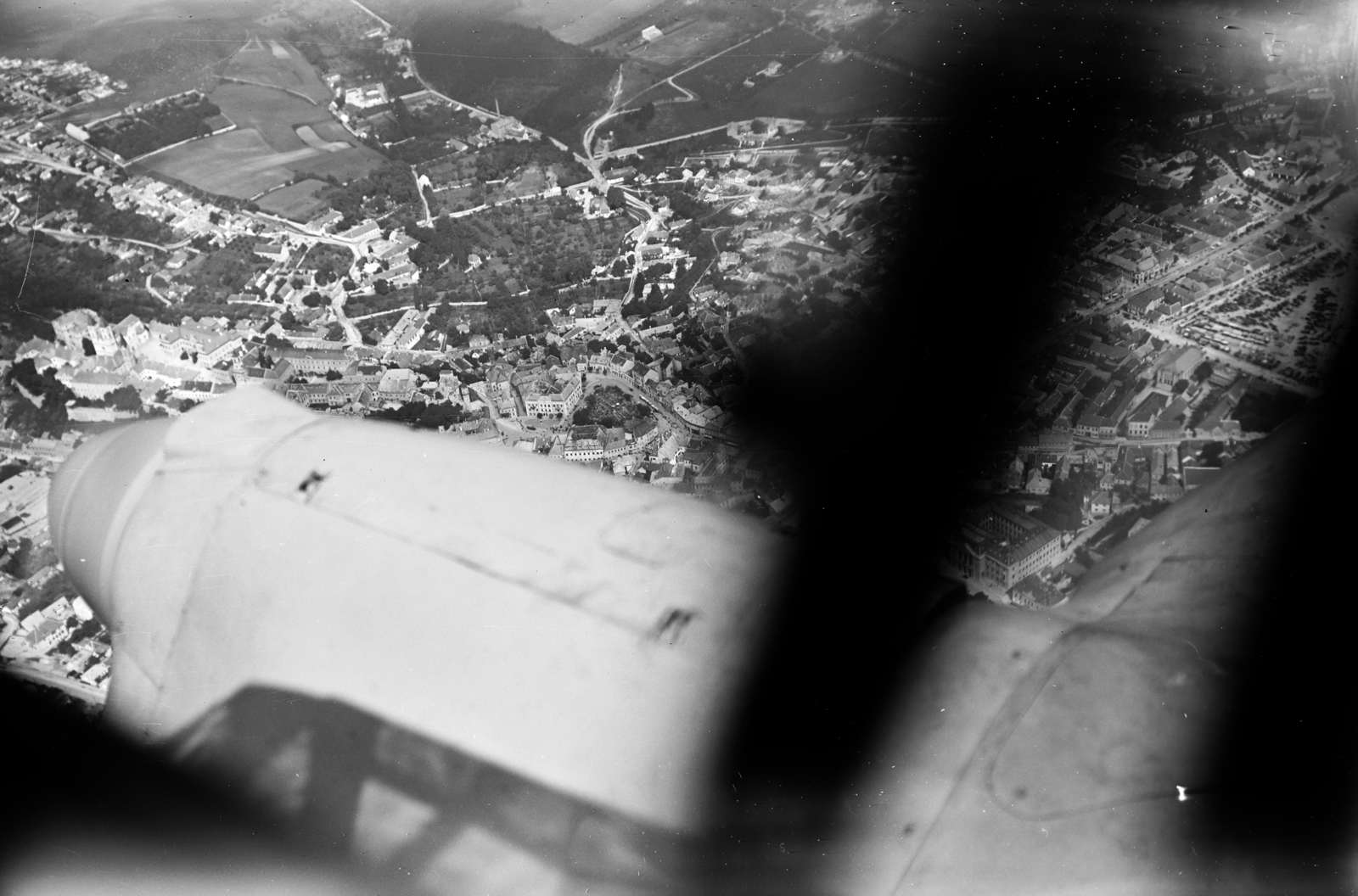 Hungary, Veszprém, légifotó, a város látképe a Magyar Királyi Honvéd Légierő Focke-Wulf Fw 58 típusú repülőgépéből. Balra a Vár, középen az Óváros (Rákóczi) tér. Jobbra a Kossuth Lajos utca és a Szent Imre tér a zsinagógával., 1938, Horváth József, airplane, castle, Royal Hungarian Air Force, aerial photo, untitled, Focke-Wulf-brand, Fortepan #266003