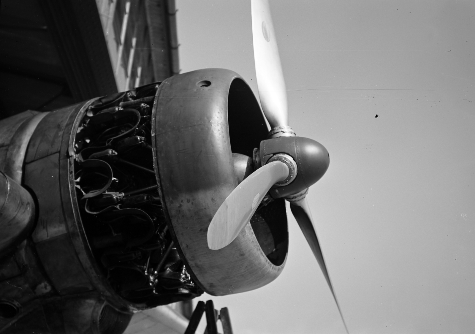 Magyarország, Veszprém, Jutas repülőtér, a Magyar Királyi Honvéd Légierő Junkers Ju 86 típusú repülőgépének hajtóműve, a felvétel a hangárnál készült., 1938, Horváth József, légcsavar, csillagmotor, Fortepan #266005