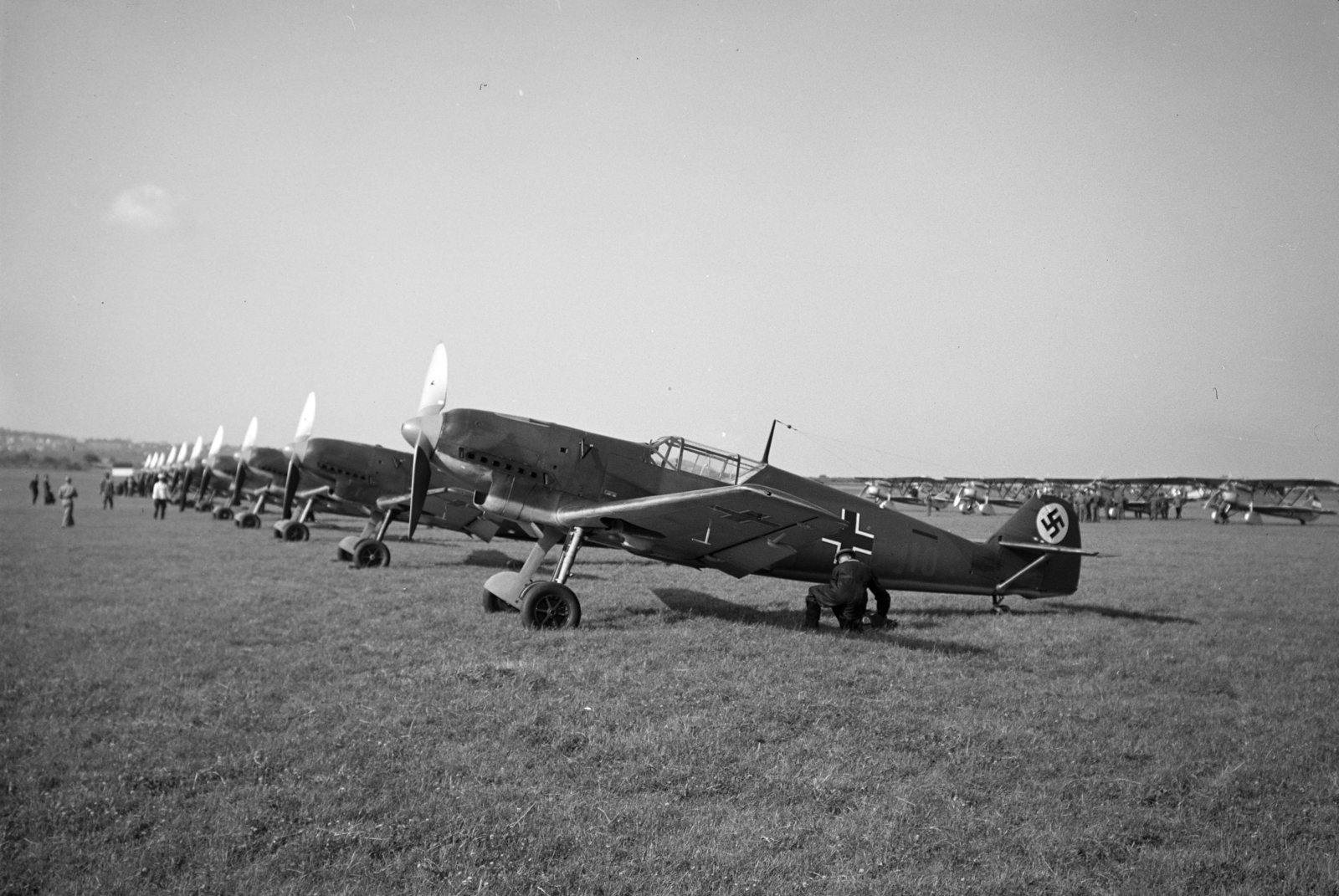 Hungary, Budaörs Airport, Budapest XI., a repülőtér megnyitó ünnepségére érkezett német vadászrepülők Messerschmitt Bf 109b típusú repülőgépei., 1937, Horváth József, Budapest, insignia, airplane, swastica, Fortepan #266016