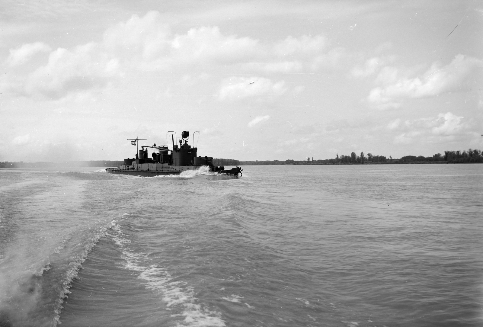 Hungary, a Magyar Királyi Honvéd Folyamőrség Ganz-WELS típusú őrnaszádja, a Baja, lőgyakorlaton a Dunán., 1940, Horváth József, warship, river guard, Fortepan #266022