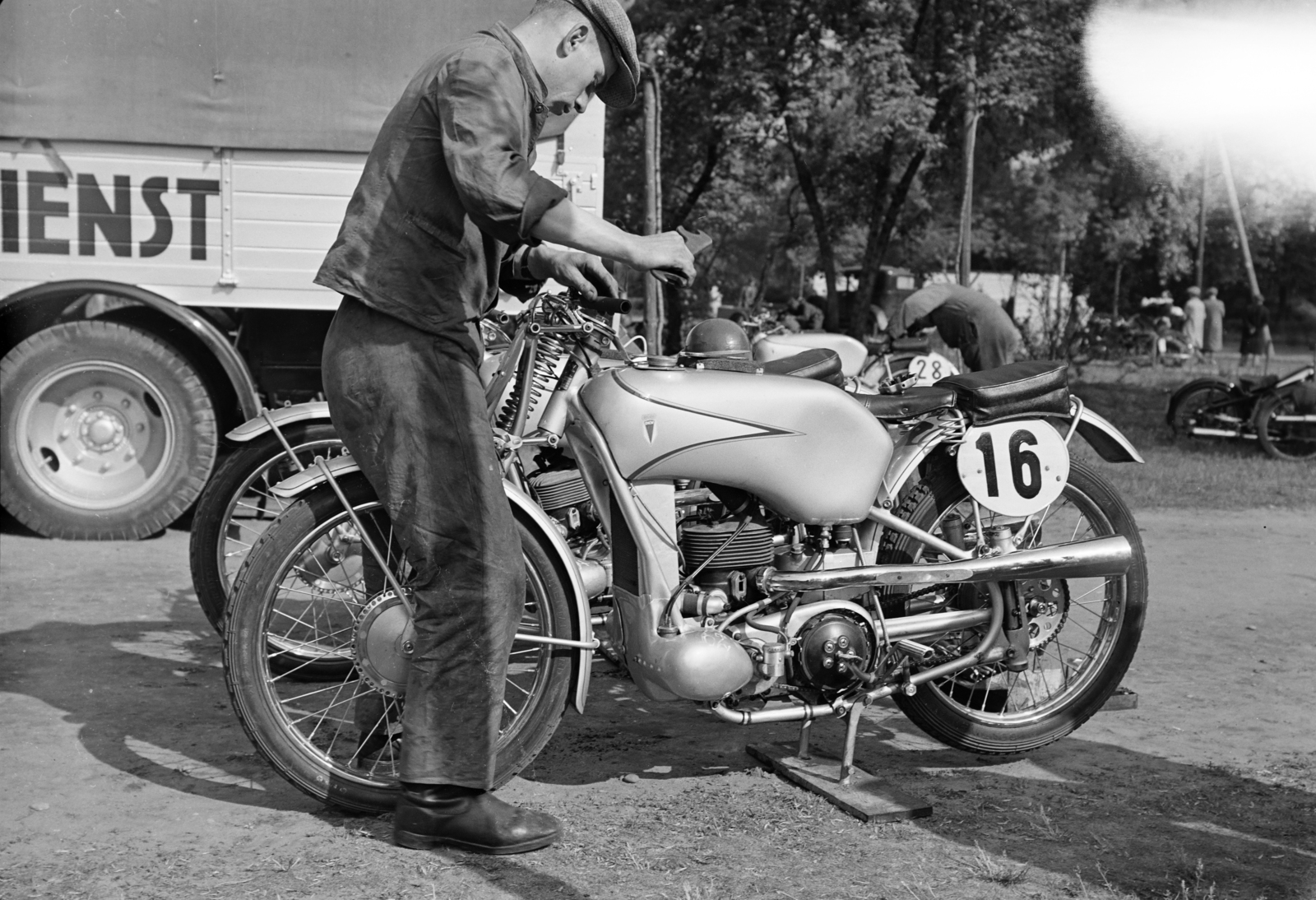 Magyarország, Népliget, Budapest X., Magyarország Motorkerékpár Nagydíja, a motorverseny egyik résztvevőjének DKW SS250 típusú versenygépe., 1937, Horváth József, szerelés, motorkerékpár, rajtszám, DKW-márka, versenymotor, DKW SS250, Budapest, Fortepan #266029