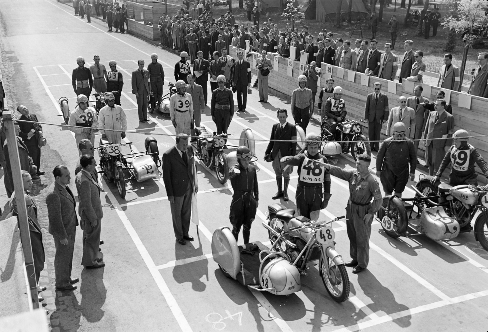 Magyarország, Népliget, Budapest X., Magyarország Motorkerékpár Nagydíja, az oldalkocsis motorverseny résztvevői a rajtnál., 1937, Horváth József, Best of, rajtszám, motorverseny, bukósisak, verseny, motorkerékpár, oldalkocsis motorkerékpár, sisak, nácizmus, póz, Budapest, Fortepan #266031