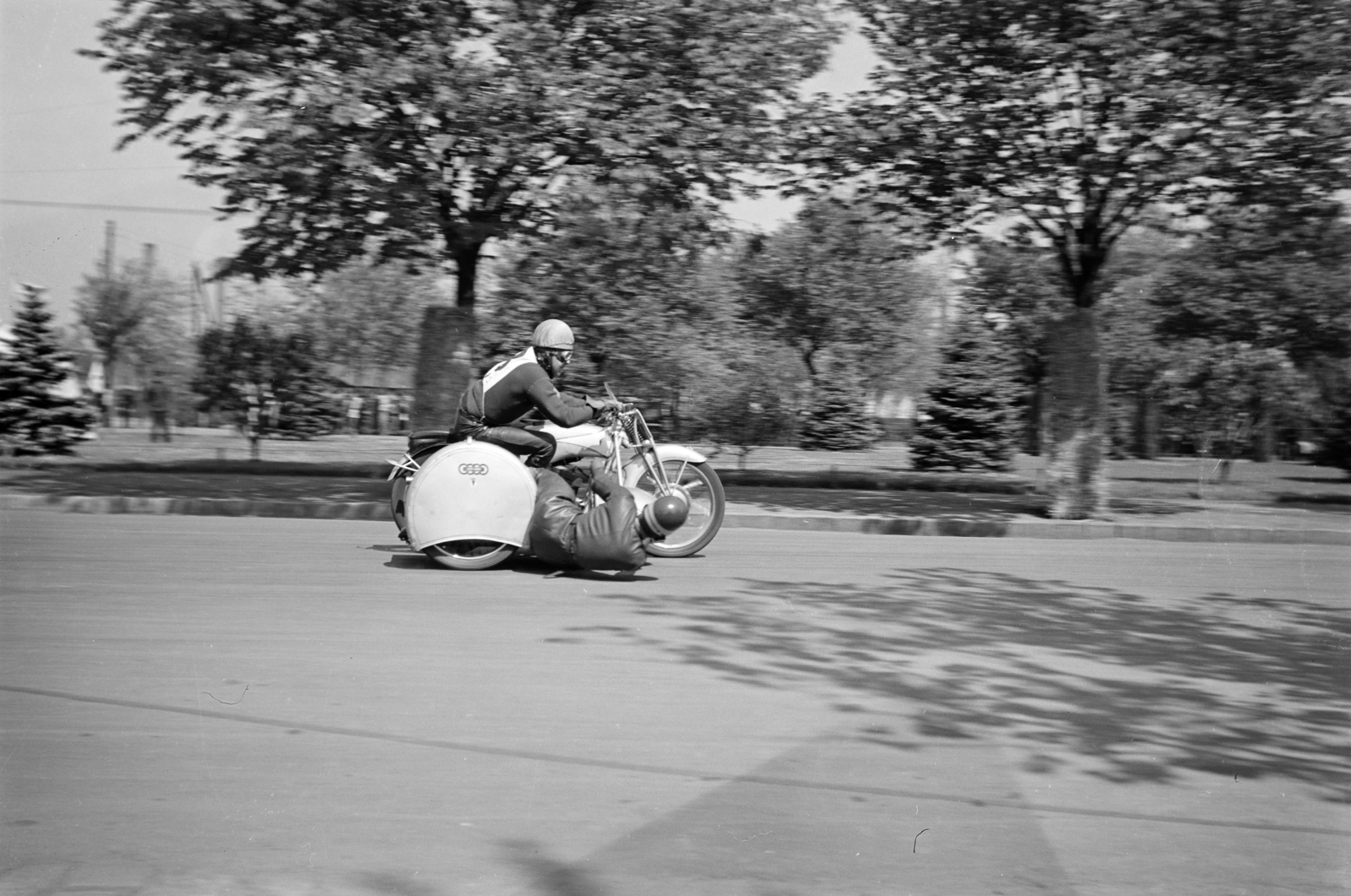 Hungary, People's Park, Budapest X., Magyarország Motorkerékpár Nagydíja, az oldalkocsis motorverseny egyik résztvevője., 1937, Horváth József, motorcycle race, feat, motorcycle with sidecar, Budapest, Fortepan #266033