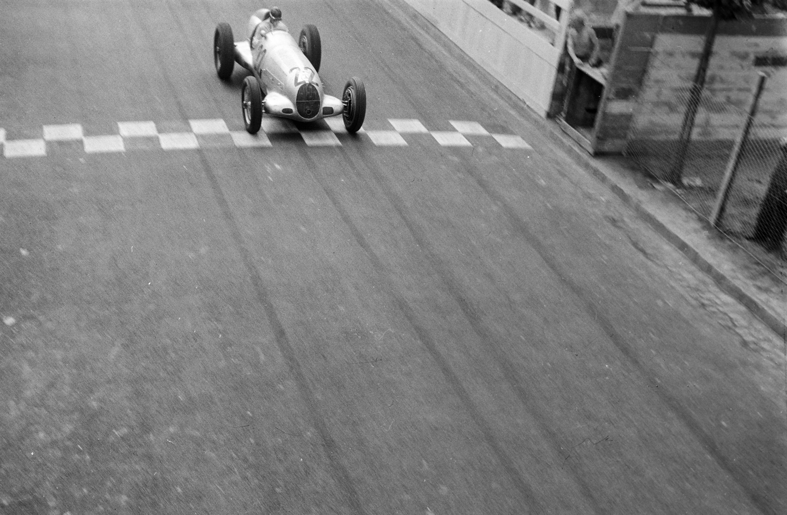 Magyarország, Népliget, Budapest X., a felvétel az első ízben megrendezésre kerülő Magyar Automobil Grand Prix alkalmával készült. A Mercedes - Benz autóversenyzője, Manfred von Brauchitsch Mercedes-Benz W25E típusú versenyautója., 1936, Horváth József, autóverseny, versenyautó, Budapest, Fortepan #266038