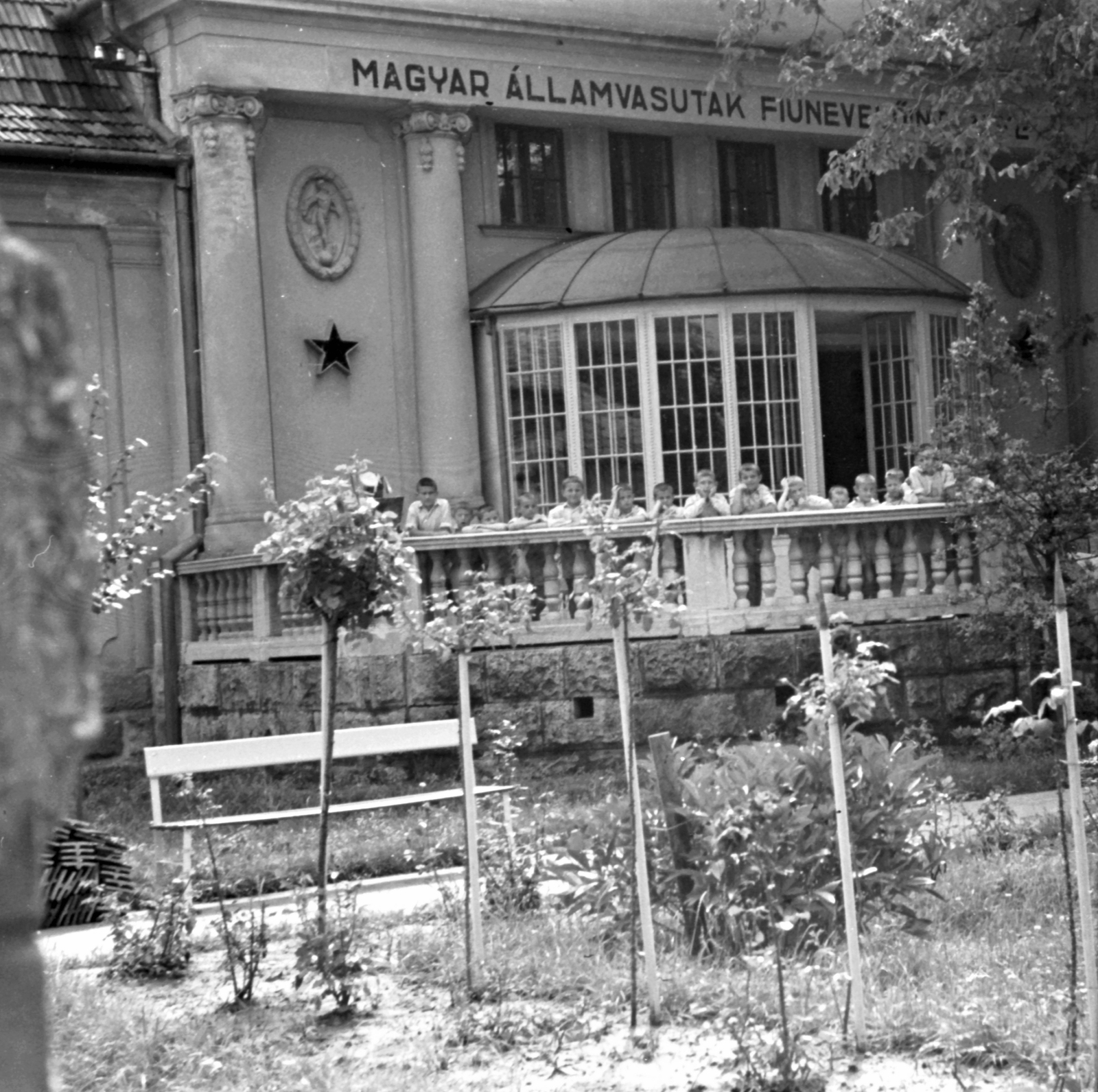 Hungary, Békéscsaba, Árpád sor 22. Tagányi villa, MÁV Nevelőintézet, később az Evangélikus Művészeti Középiskola kollégiuma., 1956, Baráth Endre, garden, tableau, terrace, wood, window, door, bench, boys, pot, Fortepan #26604