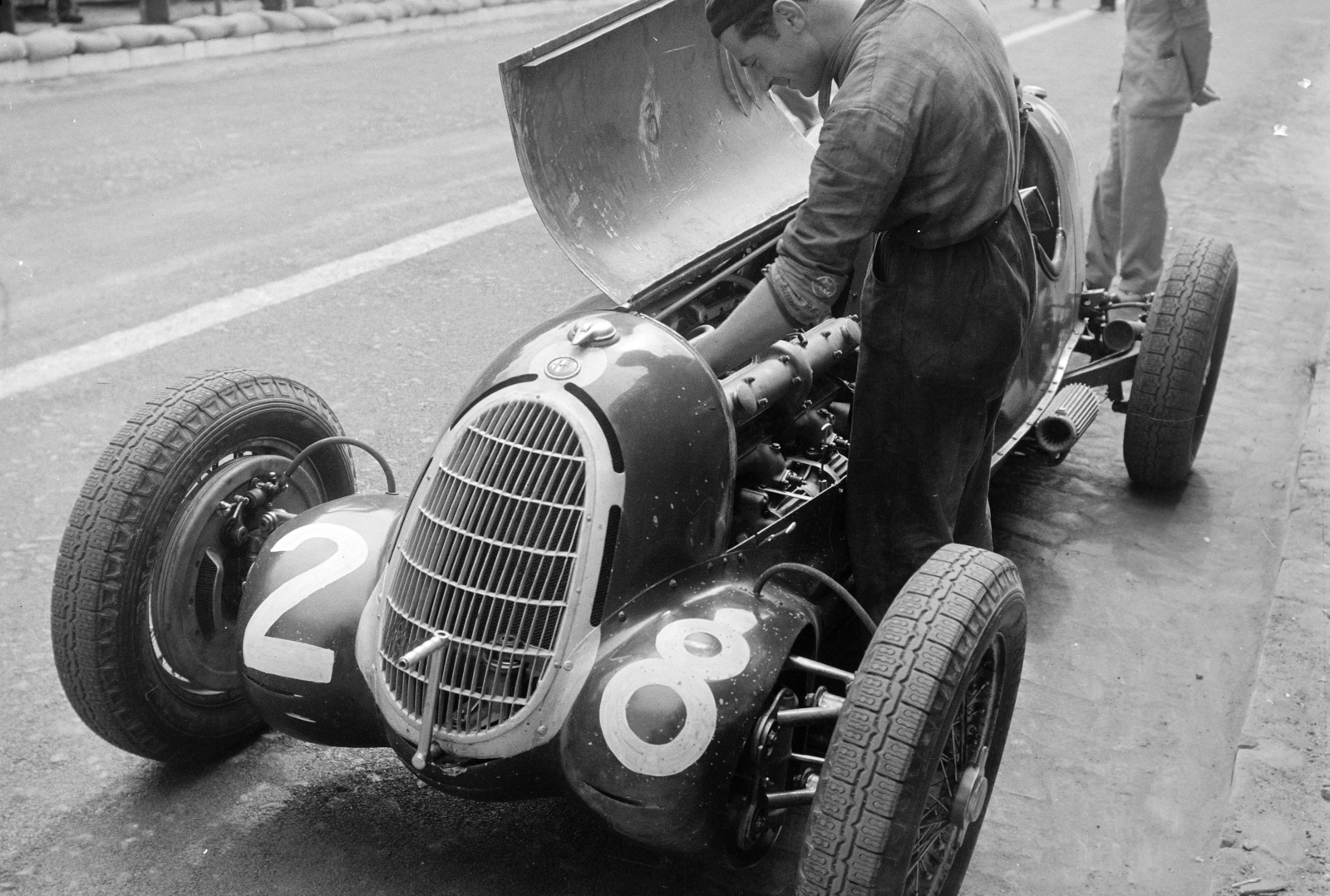 Hungary, People's Park, Budapest X., a felvétel az első ízben megrendezésre kerülő Magyar Automobil Grand Prix alkalmával készült. A Scuderia Ferrari autóversenyzője, Mario Tadini Alfa Romeo 8C-35 típusú versenyautója., 1936, Horváth József, Budapest, assembly, Alfa-Romeo brand, Alfa Romeo 8C 35, car race, starting number, mechanic, Fortepan #266043