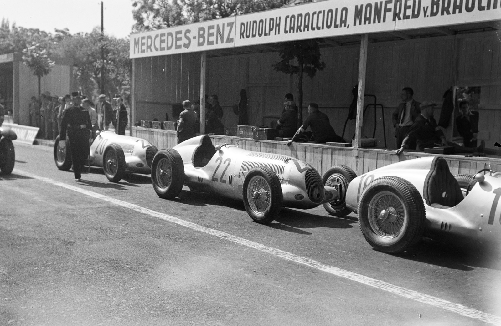 Hungary, People's Park, Budapest X., a felvétel az első ízben megrendezésre kerülő Magyar Automobil Grand Prix alkalmával készült. A Mercedes - Benz csapat Mercedes-Benz W25E típusú versenyautói, Manfred von Brauchitsch (22), Louis Chiron (20), Rudolf Caracciola (18)., 1936, Horváth József, Mercedes-brand, car race, starting number, label, Budapest, Fortepan #266045