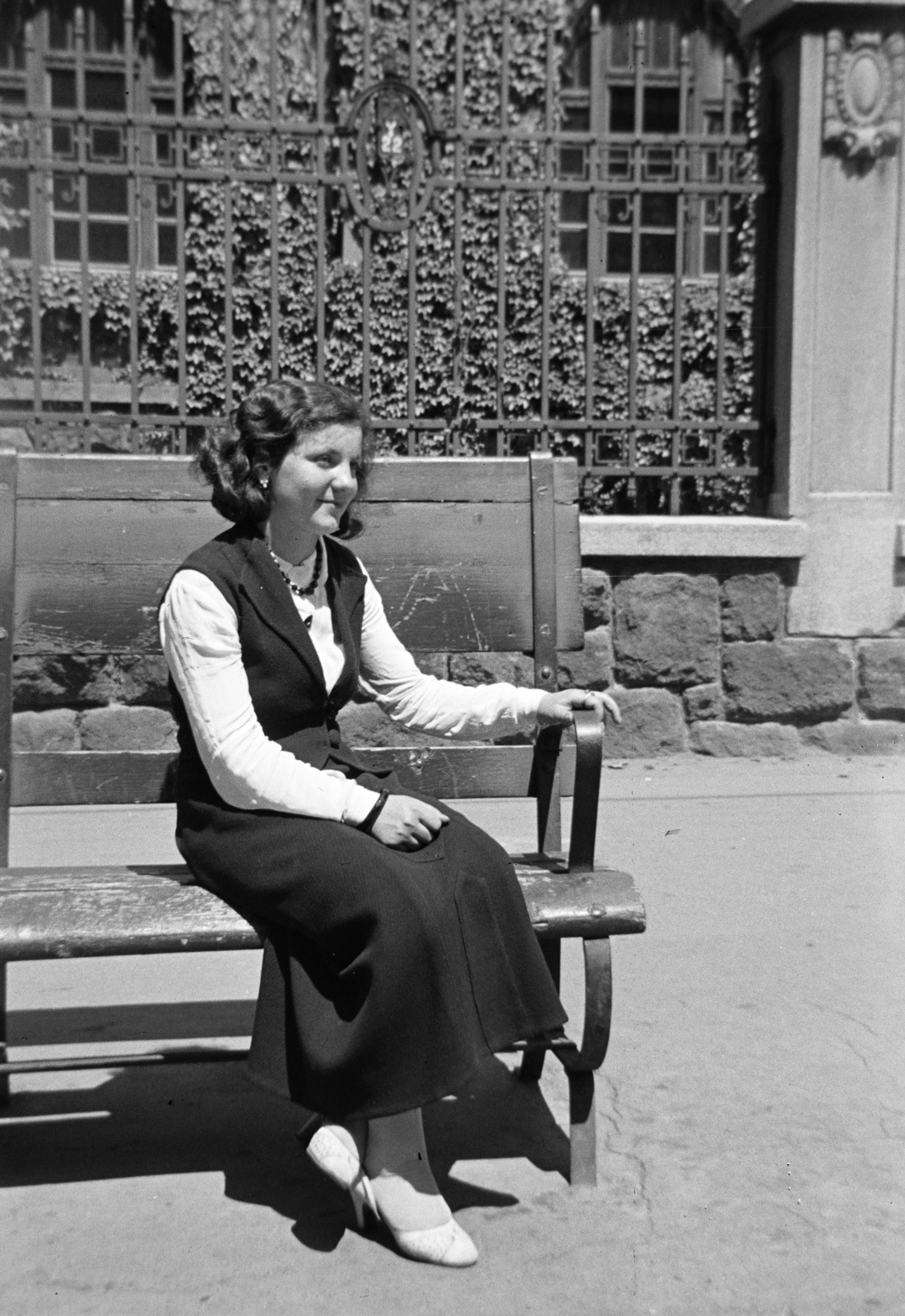 Hungary, Budapest IX., Mester utca, a felvétel az 56-58., a Székesfővárosi felső kereskedelmi iskola előtt készült (később Szent István Technikum és Kollégium)., 1936, Horváth József, bench, Budapest, Fortepan #266048