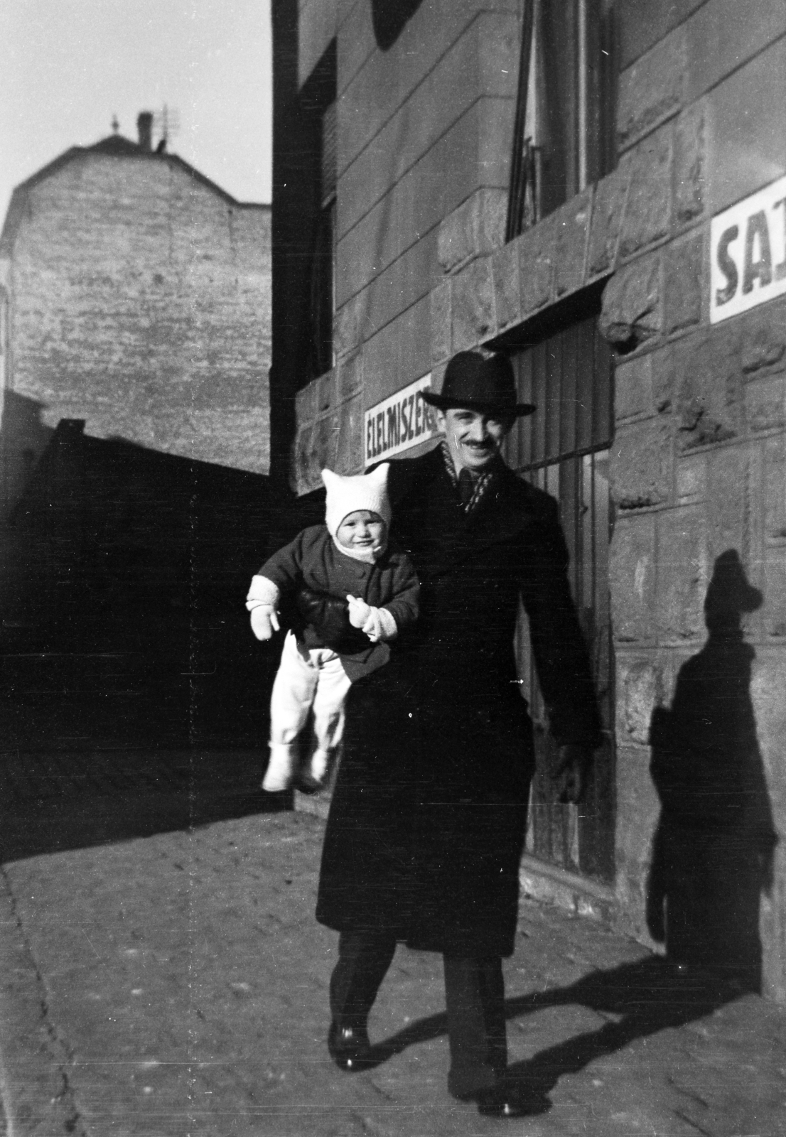 Magyarország, Budapest IX., Vaskapu utca, a felvétel a Haller utca 20. számú ház oldala előtt készült., 1936, Horváth József, Best of, élelmiszerbolt, Budapest, kézben tartani, Fortepan #266049