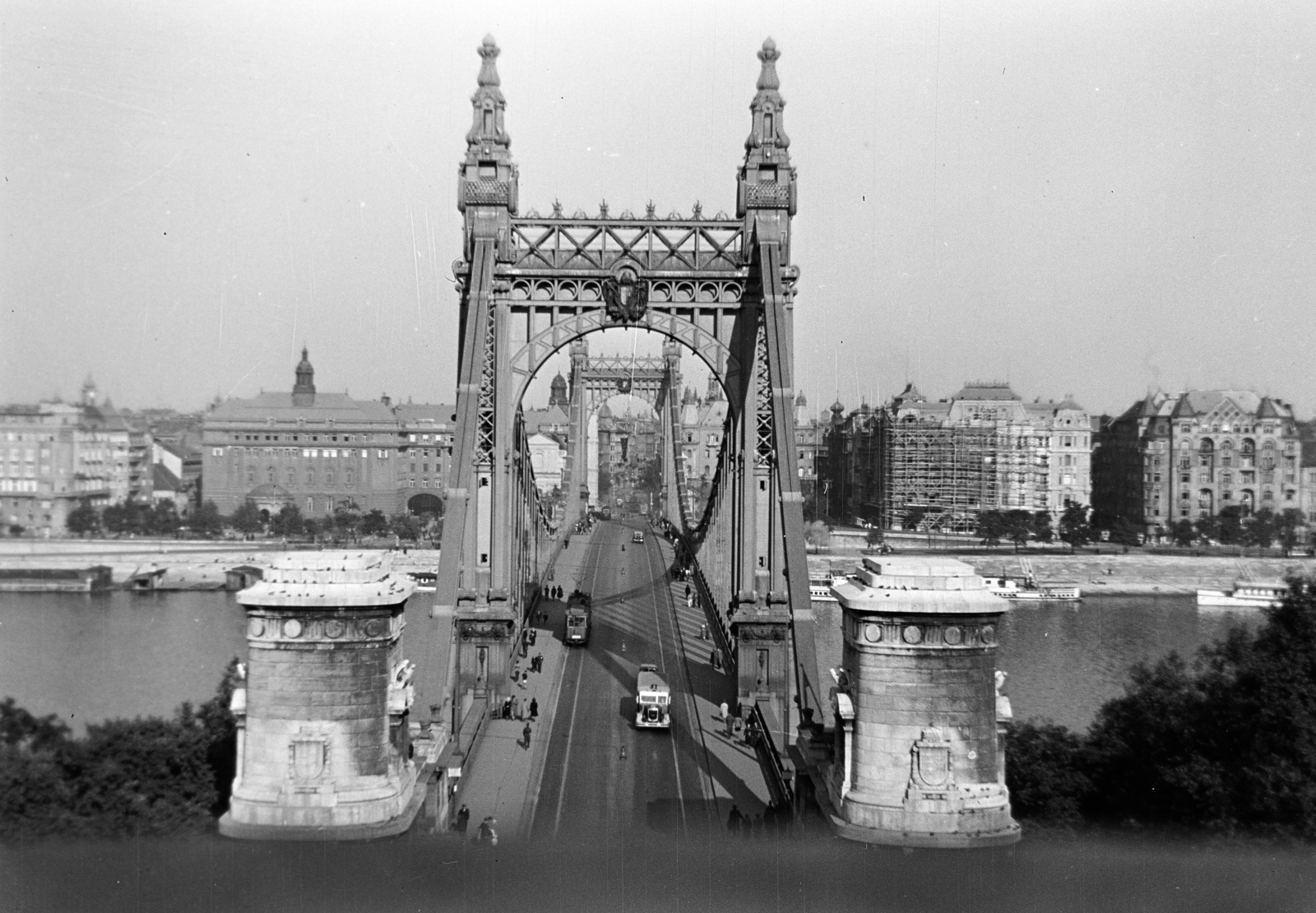 Magyarország, Budapest I.,Budapest V., Erzsébet híd a Gellérthegyről nézve., 1936, Horváth József, autóbusz, villamos, címer, híd, Budapest, Fortepan #266055