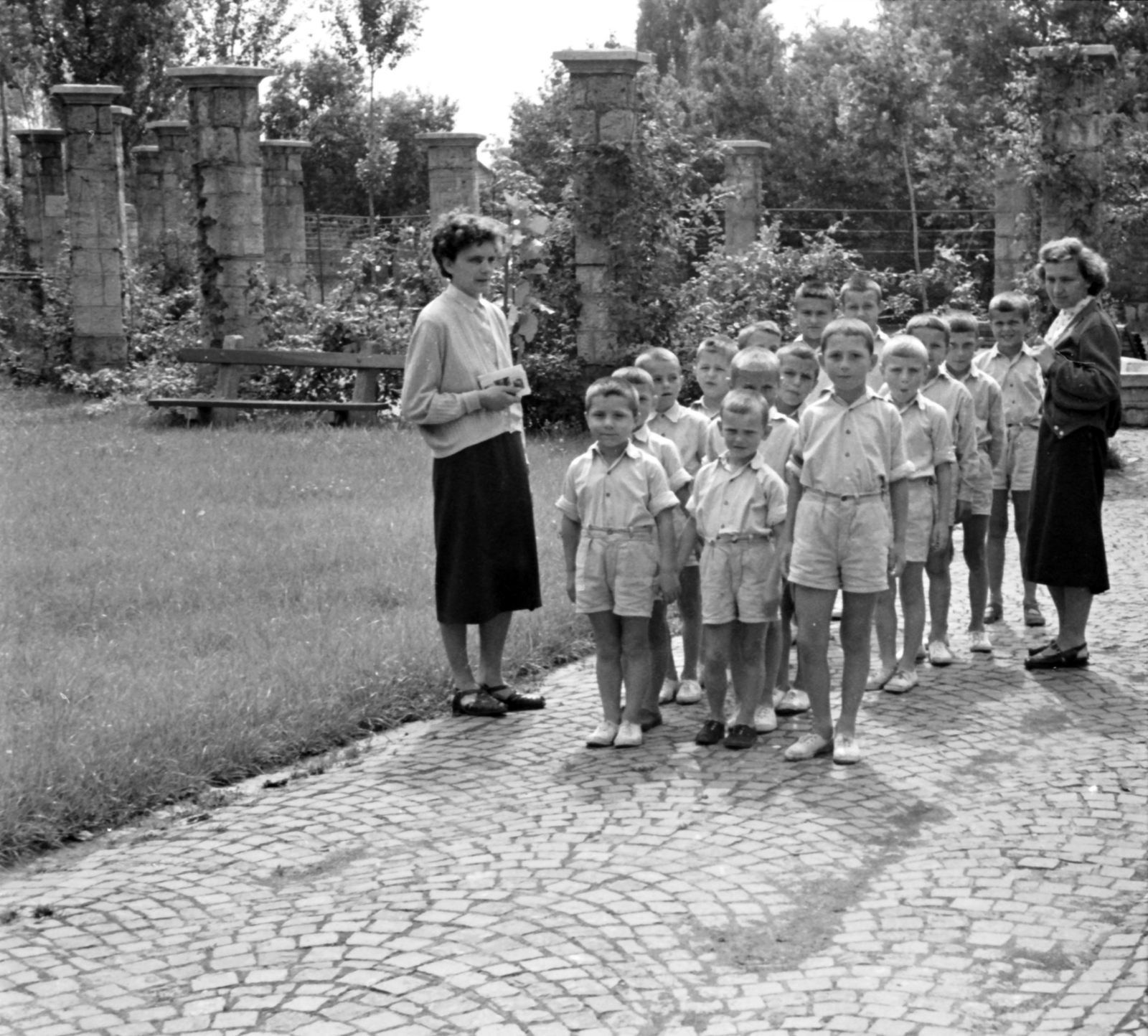 Hungary, Békéscsaba, Árpád sor 22. Tagányi villa kertje, MÁV Nevelőintézet, később az Evangélikus Művészeti Középiskola kollégiuma., 1956, Baráth Endre, garden, tableau, teacher, Fortepan #26606