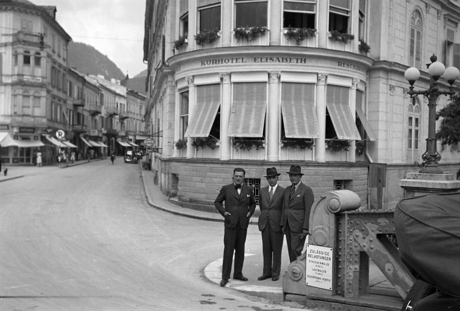 Austria, Bad Ischl, a felvétel a Traun Brücke hídfőjénél készült, szemben a Pfarrgasse., 1937, Horváth József, hotel, riveted steel, hands in pockets, Fortepan #266060