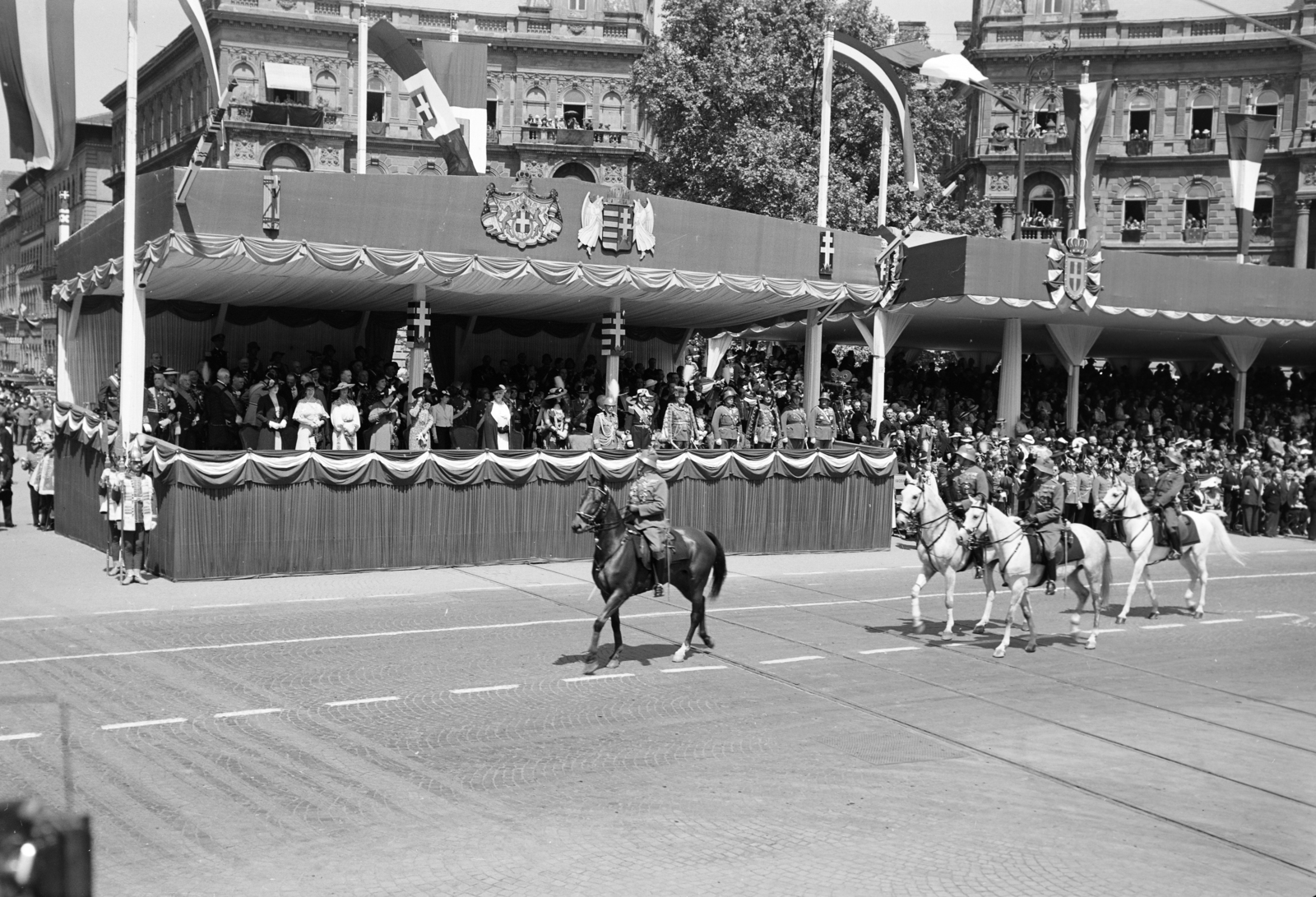 Hungary, Budapest VI., Kodály körönd (Körönd), III. Viktor Emánuel olasz király tiszteletére rendezett katonai díszszemle tribünje, 1937. május 20-án., 1937, Horváth József, Best of, crest, parade, march, flag, rider, grandstand, Budapest, Fortepan #266079