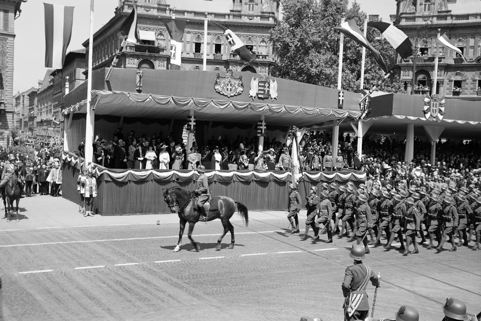 Magyarország, Budapest VI., Kodály körönd (Körönd), III. Viktor Emánuel olasz király tiszteletére rendezett katonai díszszemle tribünje, 1937. május 20-án., 1937, Horváth József, címer, díszszemle, zászló, tamburmajor, Budapest, Fortepan #266080