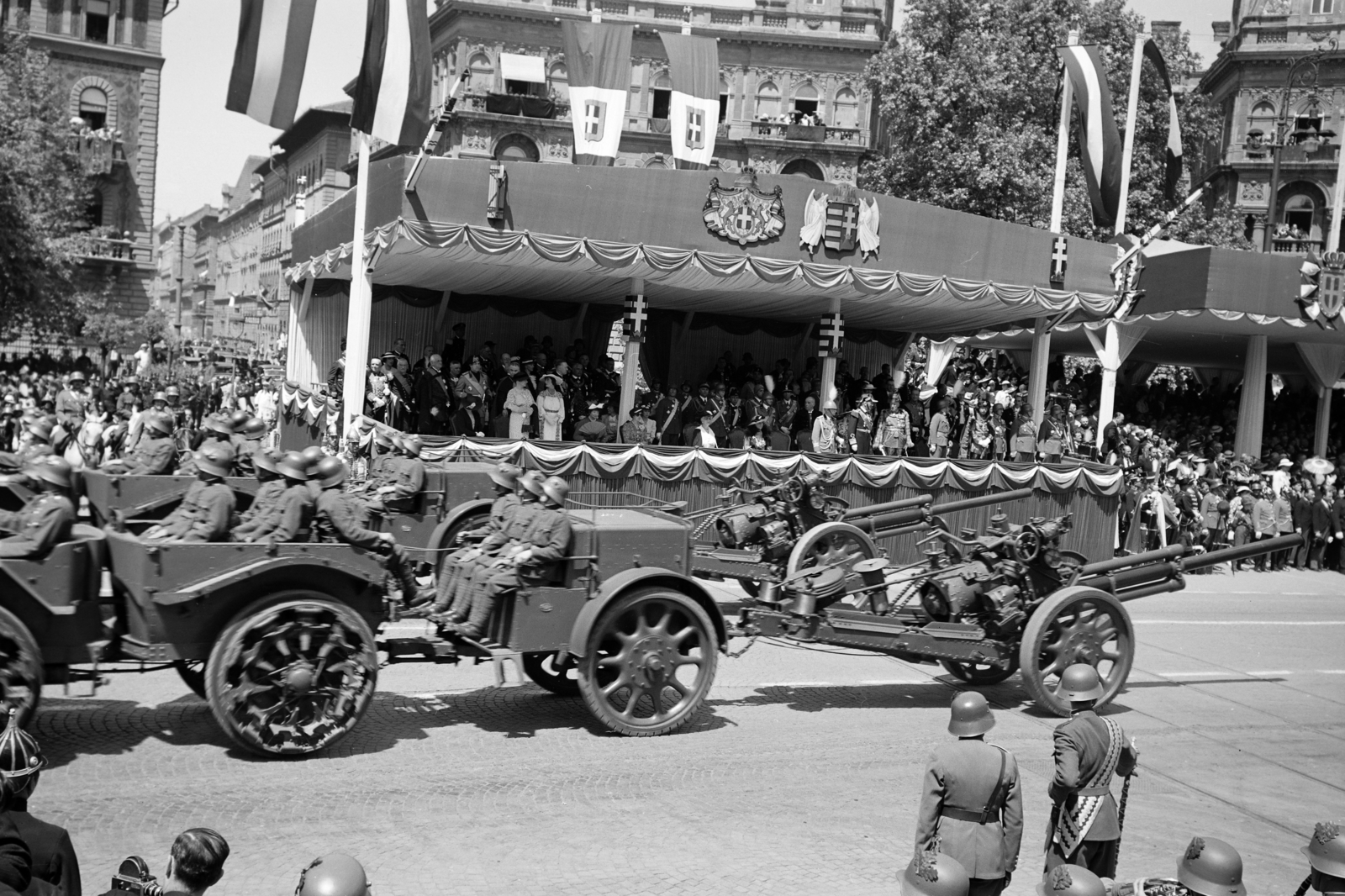 Hungary, Budapest VI., Kodály körönd (Körönd), III. Viktor Emánuel olasz király tiszteletére rendezett katonai díszszemle 1937. május 20-án. A tüzérség felvonulása a dísztribün előtt., 1937, Horváth József, crest, ordnance, artillery, cannon, parade, drum major, Budapest, Italian brand, Fortepan #266081