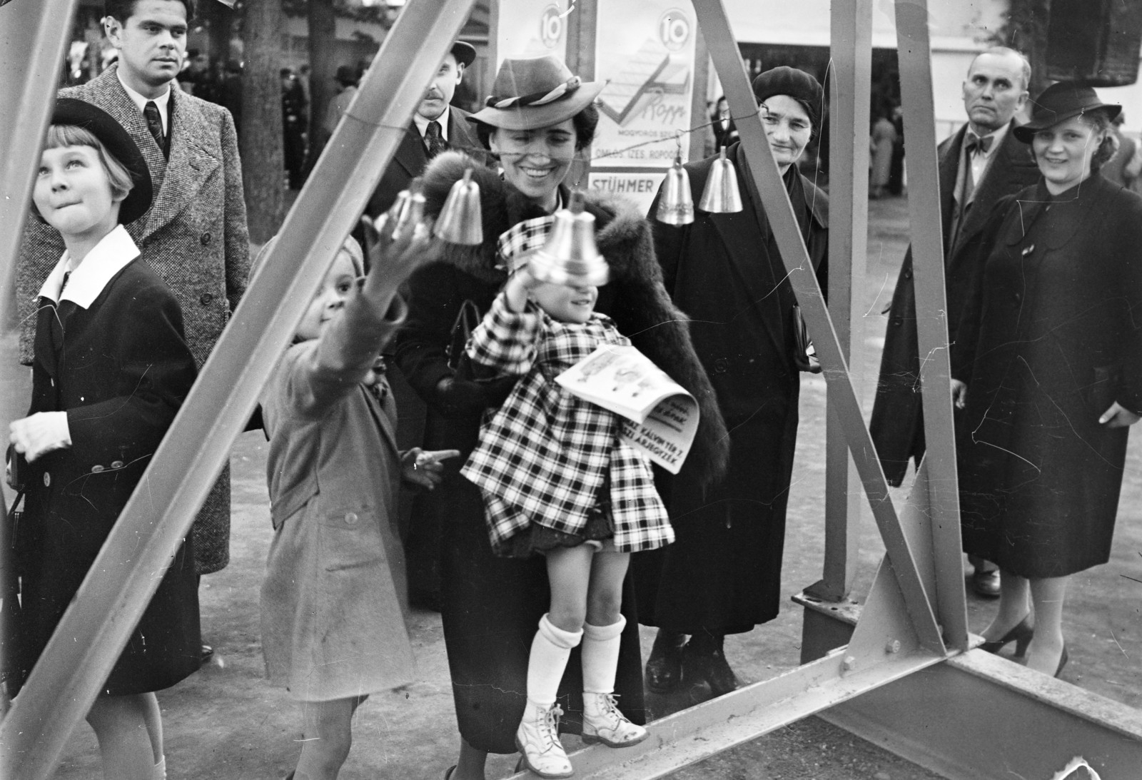 Magyarország, Városliget,Budapesti Nemzetközi Vásár, Budapest XIV., 1938, Horváth József, Budapest, gyerek, kockás ruha, vidámság, csengő, Stühmer Frigyes csokoládégyár, Fortepan #266093