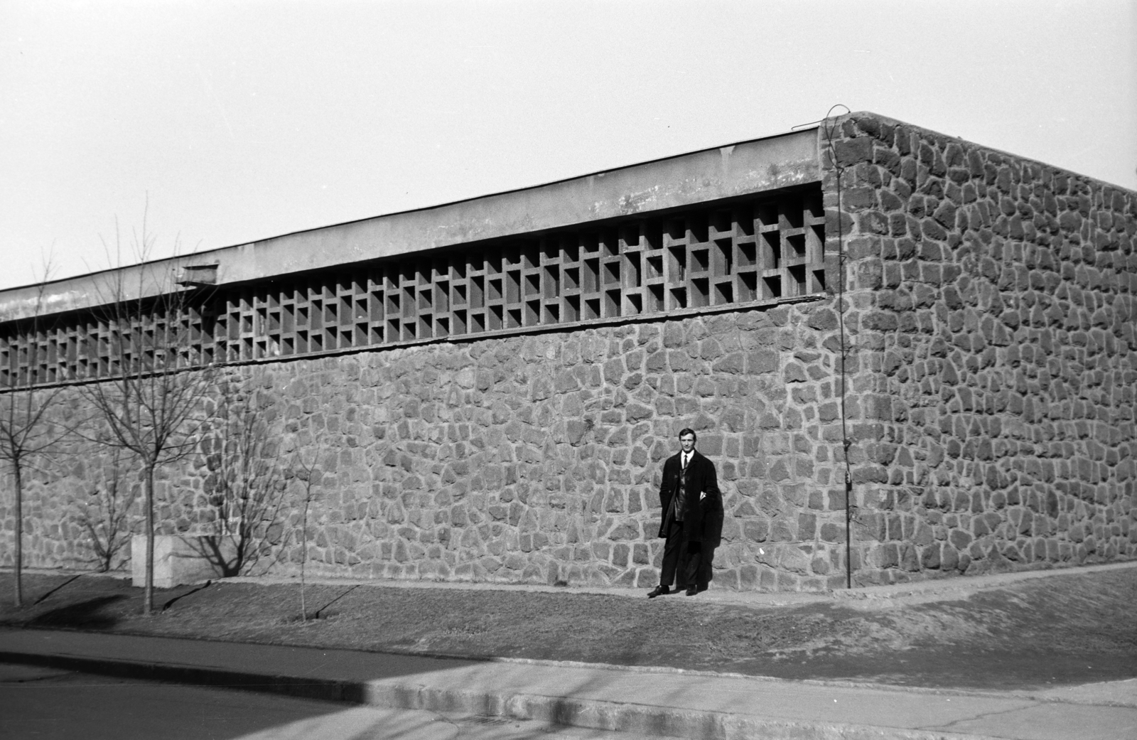 Hungary, Dunaújváros, Széchenyi István utca - Kossuth Lajos utca sarok, a Kereskedelmi és Vendéglátóipari Szakközépiskola és Szakiskola egyik épülete., 1974, Vízkelety László, Fortepan #266102