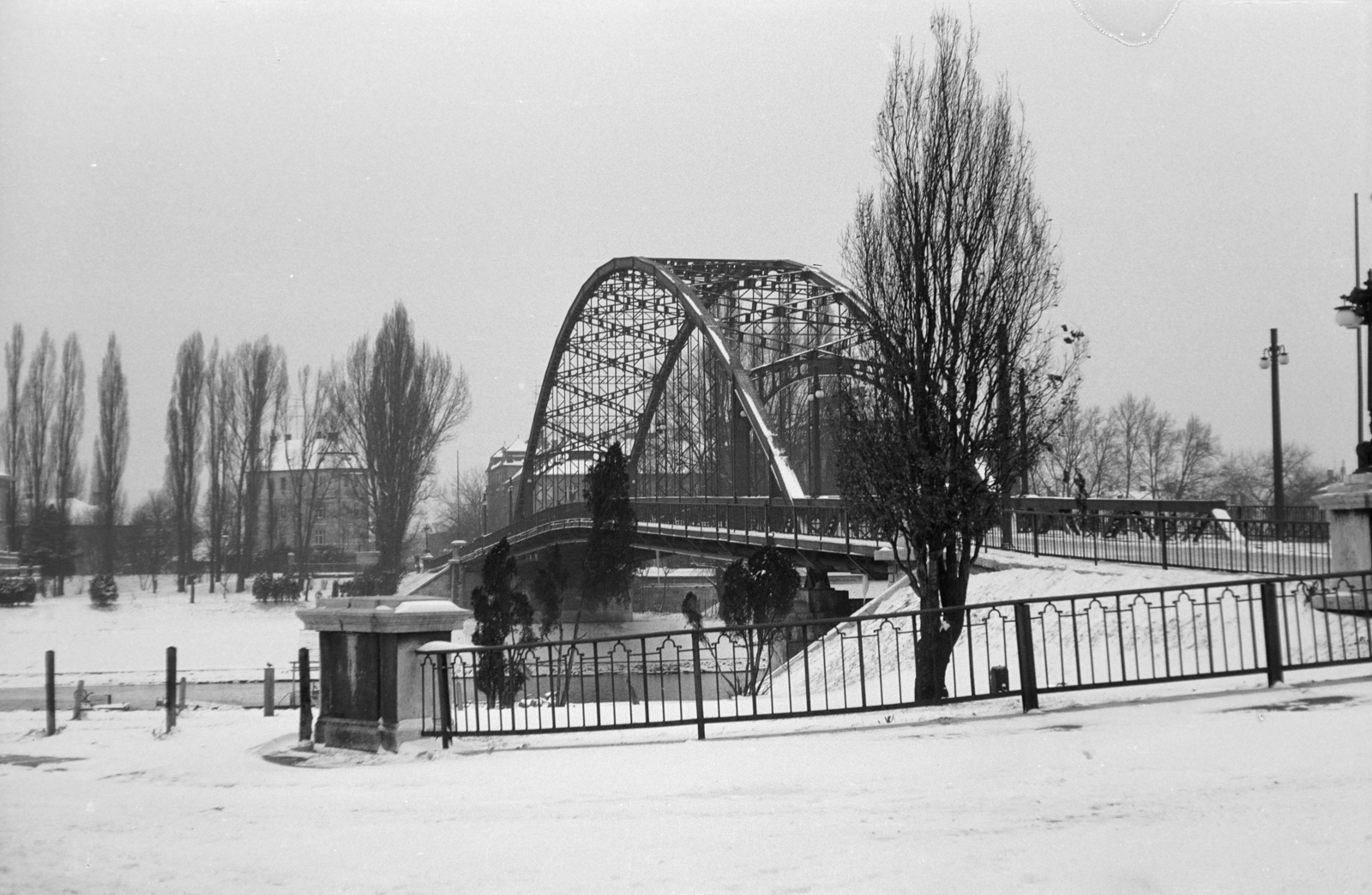 Magyarország, Győr, a Mosoni-Duna a Kossuth hídnál, szemben a túlparton Révfalu., 1974, Vízkelety László, Fortepan #266106