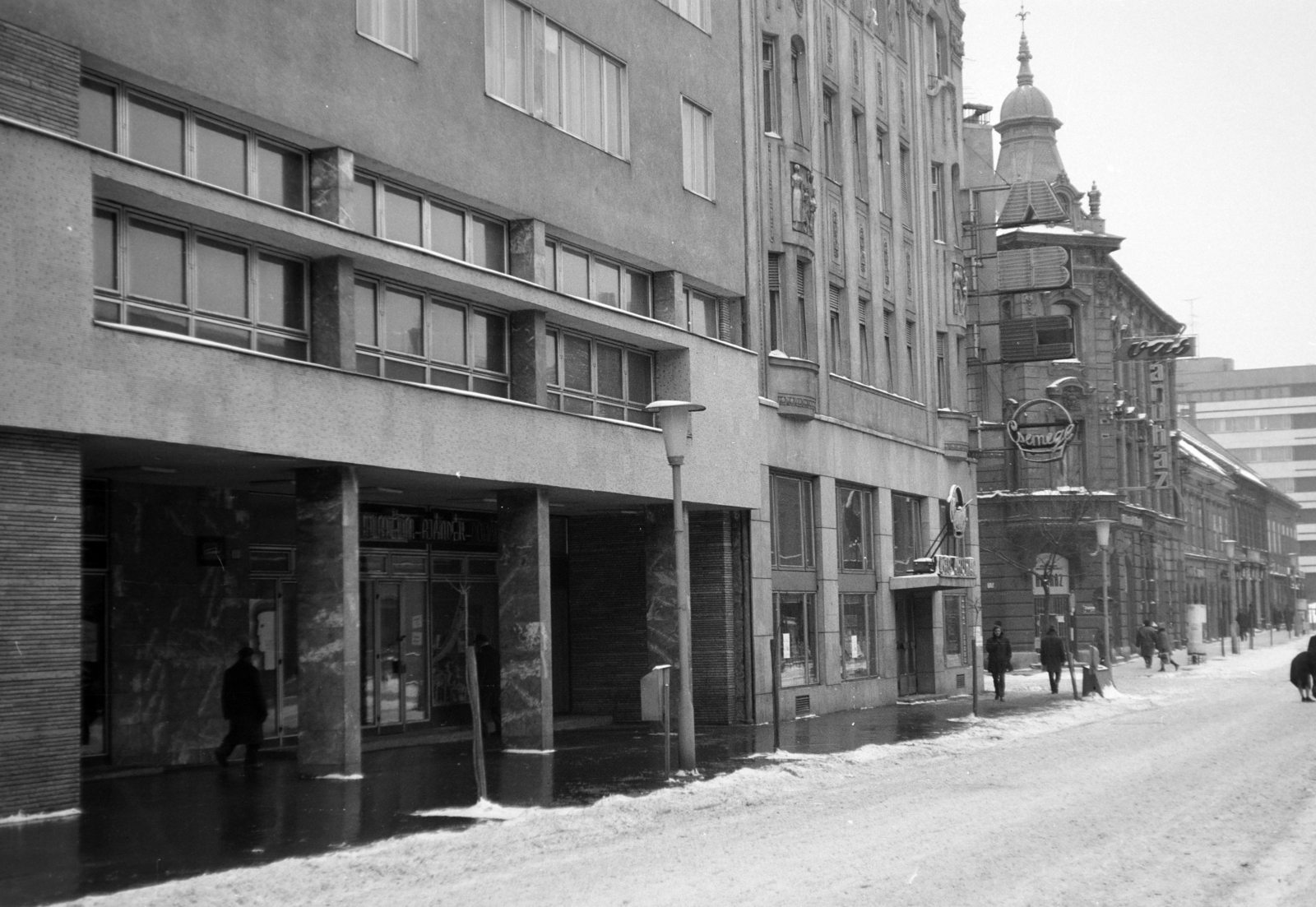 Hungary, Győr, Baross Gábor (Lenin) út a Bajcsy-Zsilinszky út kereszteződédénél, jobbra távolabb az Árpád útnál a Rába Hotel látszik., 1974, Vízkelety László, Fortepan #266107