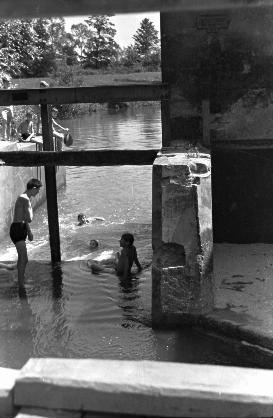 Hungary, Répceszentgyörgy, vízimalom a Répcén., 1956, Baráth Endre, boys, bath, splashing, Fortepan #26611