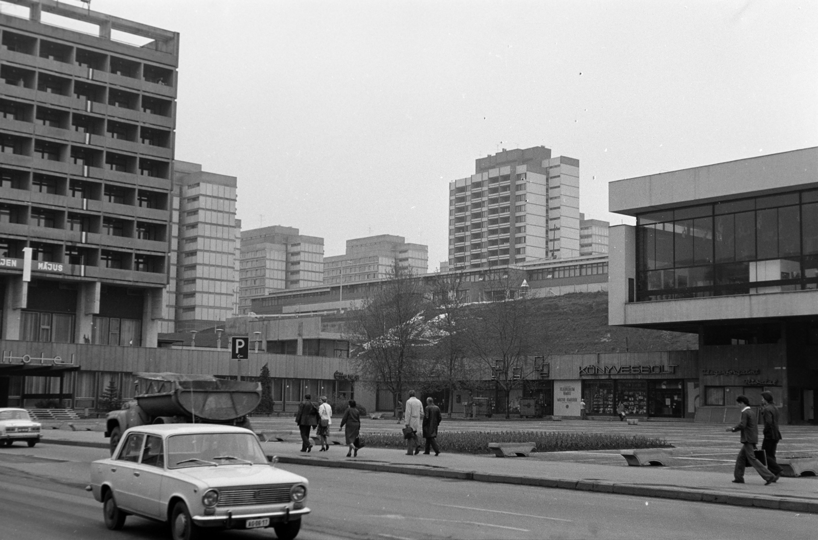 Magyarország, Salgótarján, Fő tér, balra a Karancs szálló, jobbra a József Attila Művelődési Ház., 1974, Vízkelety László, Fortepan #266110